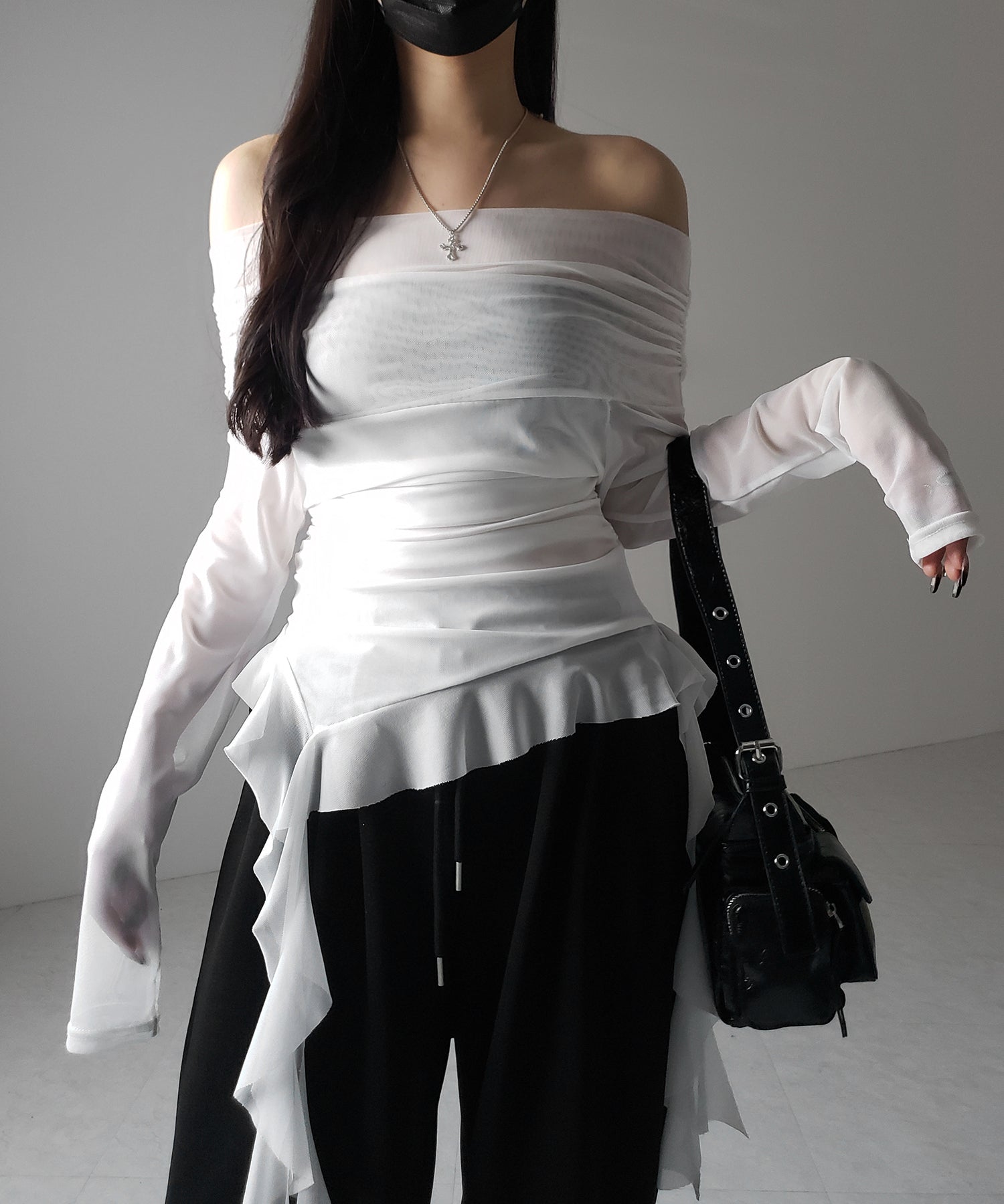 【 ２color 】アシンメトリーフリルオフショルシアートップス ／ asymmetrical frill off-shoulder sheer tops