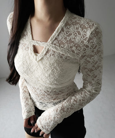 【 ２color 】Vネックスリムラインレーストップス ／ V-neck slimline lace tops