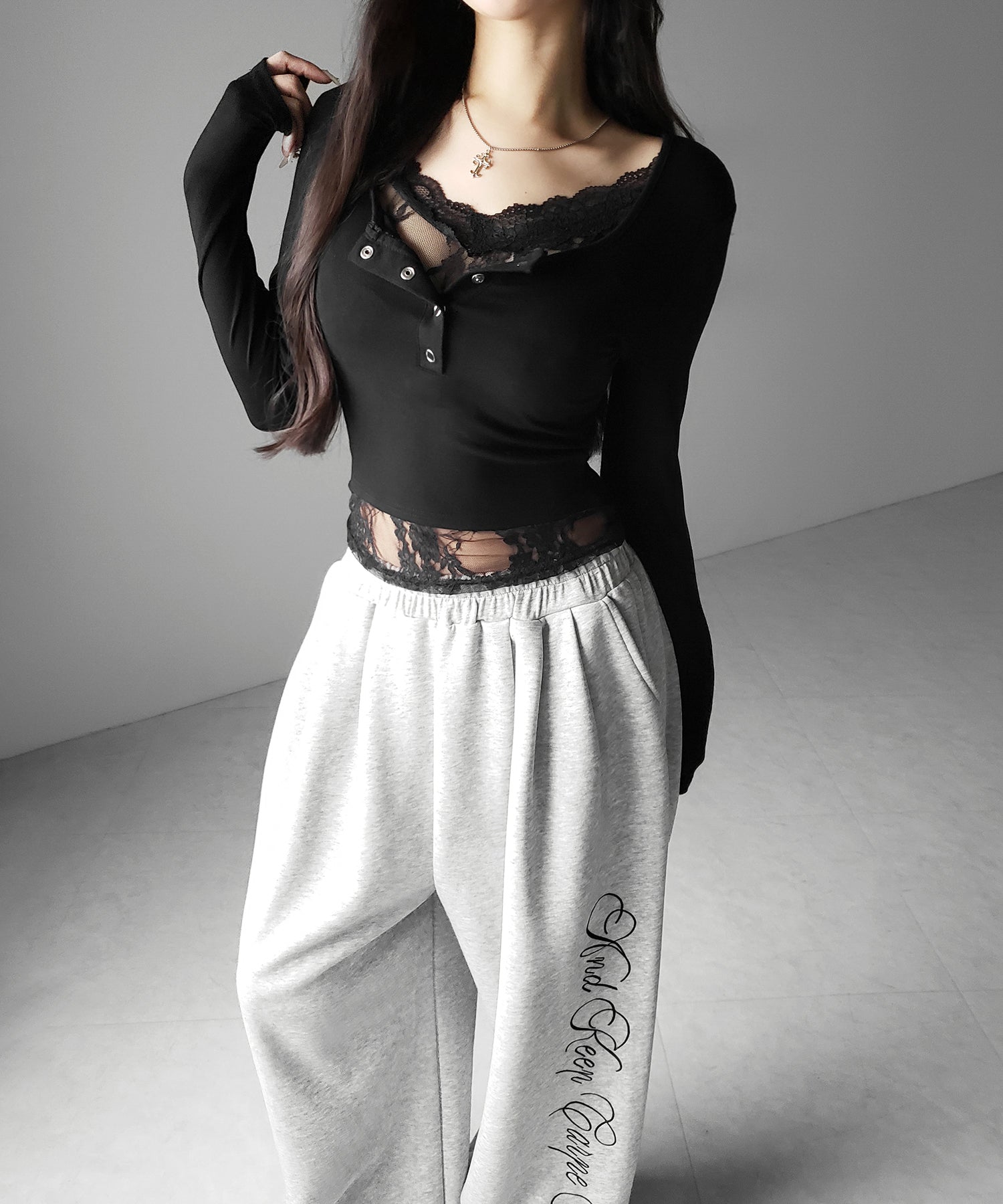 【 人気アイテムの長袖verが新登場！ 】レースレイヤードヘンリーネックスクエア長袖Ｔシャツ ／ lace layered henley neck square long sleeve T-shirt