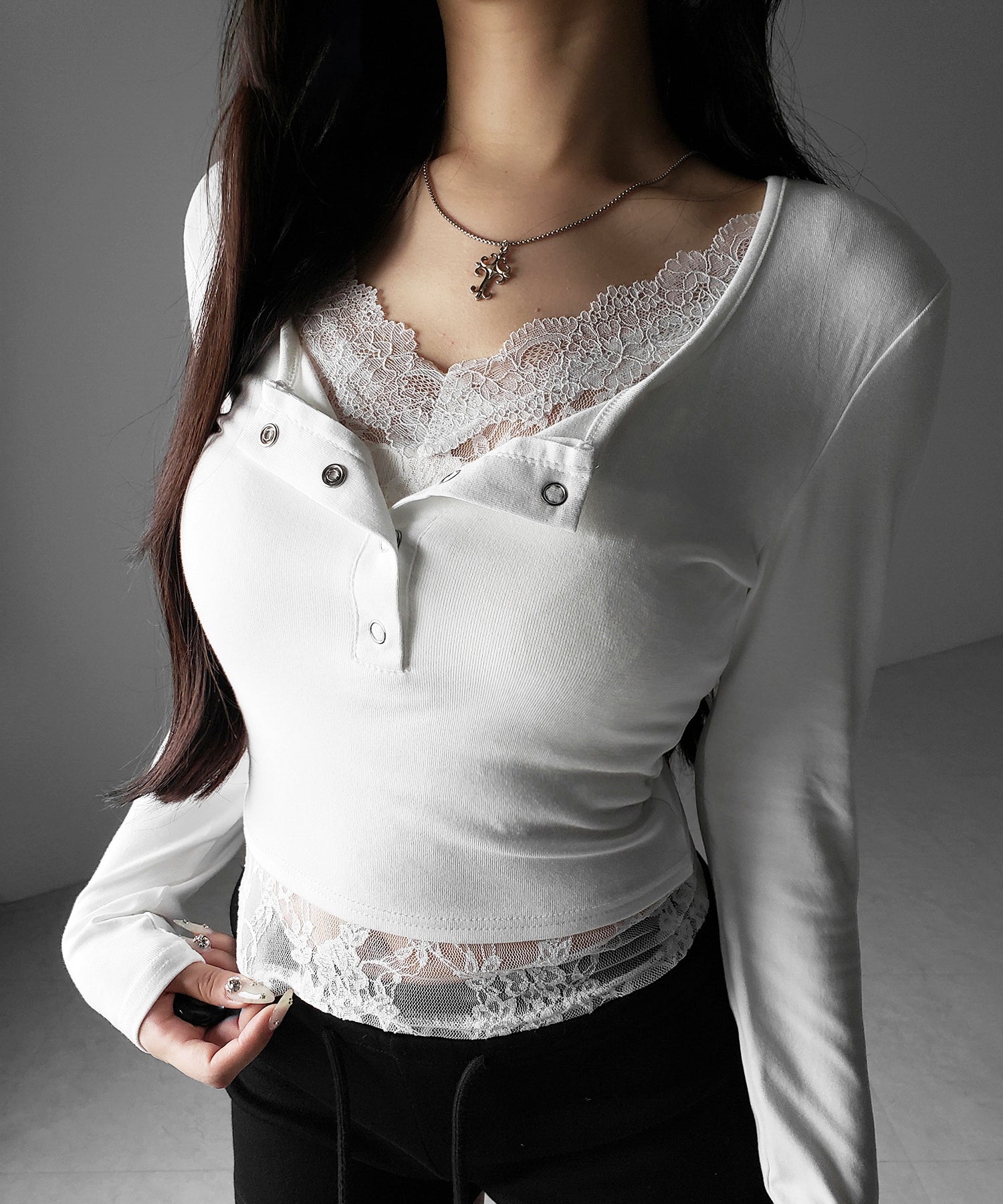 【 人気アイテムの長袖verが新登場！ 】レースレイヤードヘンリーネックスクエア長袖Ｔシャツ ／ lace layered henley neck square long sleeve T-shirt
