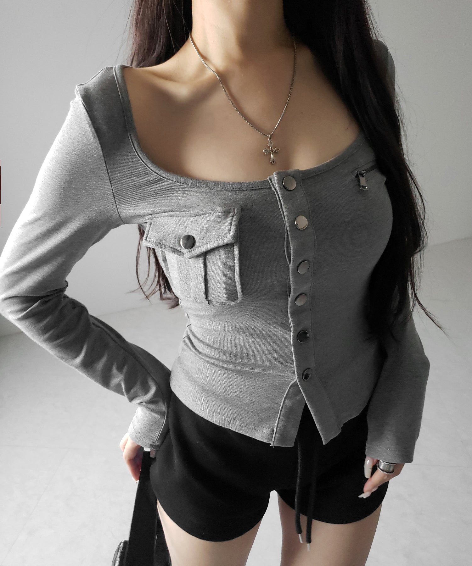 アウトポケットスクエアネック長袖スリムTシャツ ／Out pocket square neck long sleeve slim T-shirt