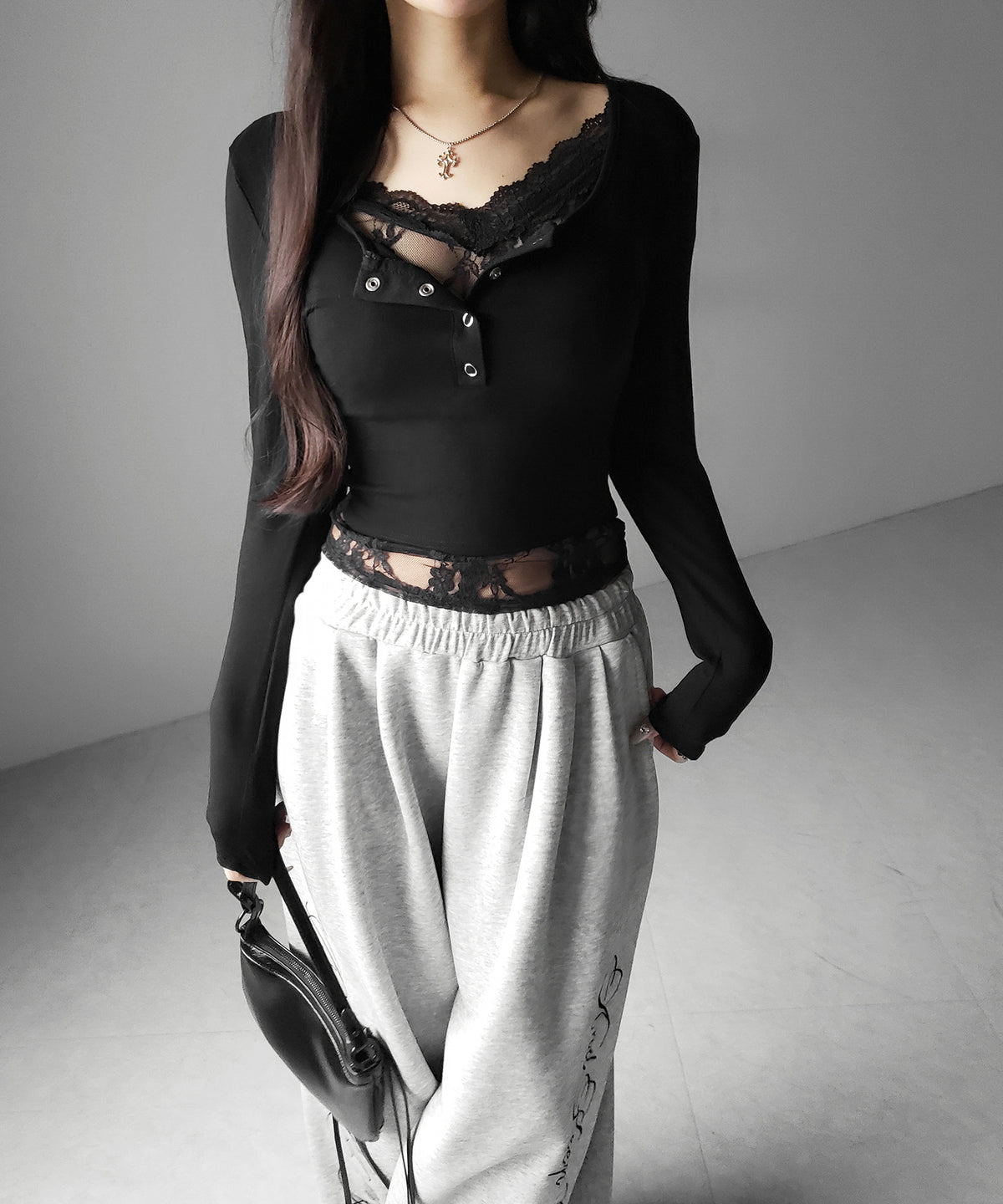 【 人気アイテムの長袖verが新登場！ 】レースレイヤードヘンリーネックスクエア長袖Ｔシャツ ／ lace layered henley neck square long sleeve T-shirt