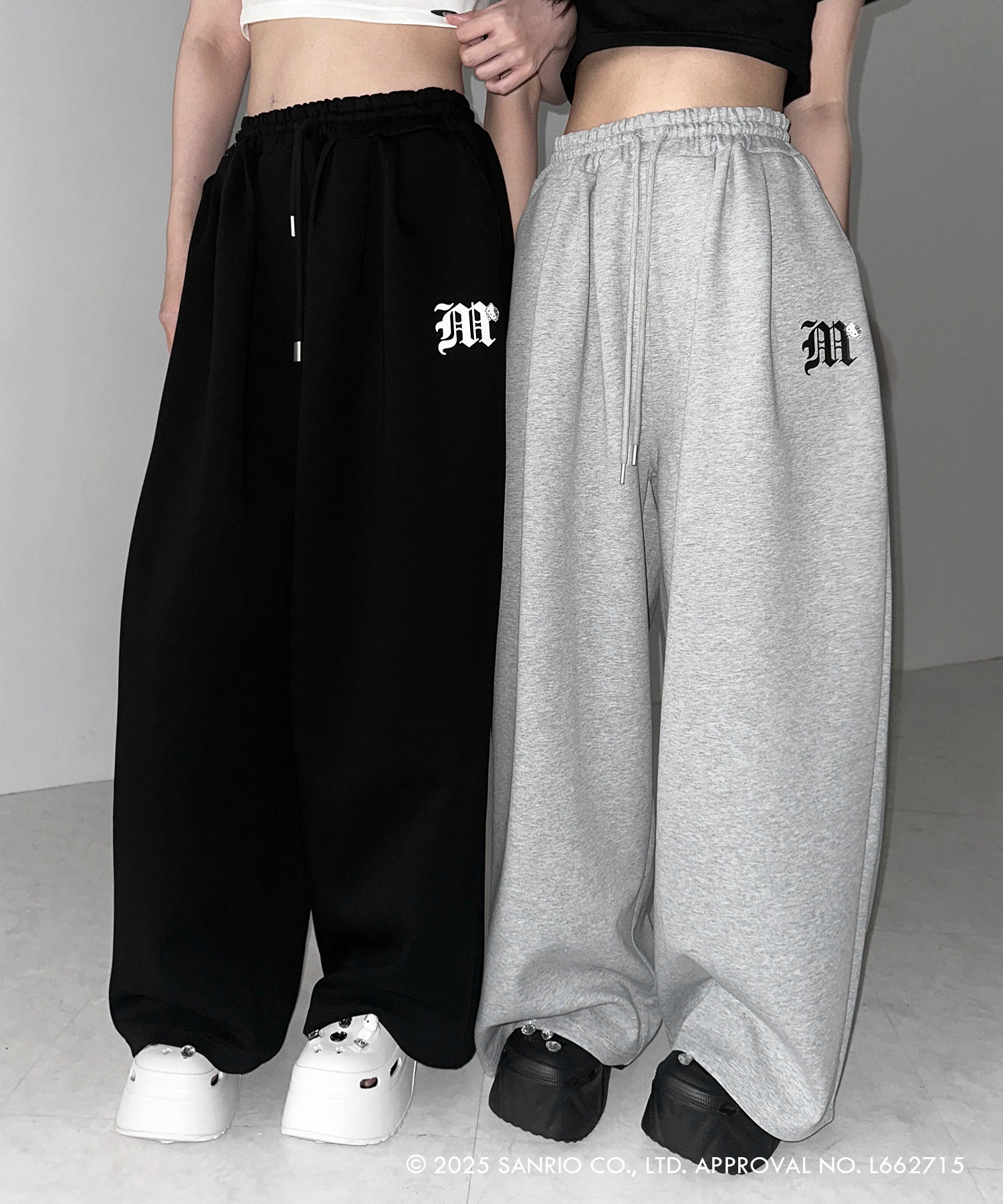 【 HELLO KITTY × me+em select 】ハローキティM LOGO ワイドスウェットパンツ ／ Hello Kitty M Logo wide sweatpants 【 セットアップ着用可能 】