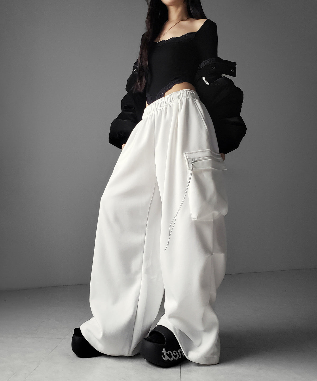 【 裾絞り可能２WAY 】ドローコードタックワイドカーゴスウェットパンツ ／ drawcord tuck wide cargo sweatpants