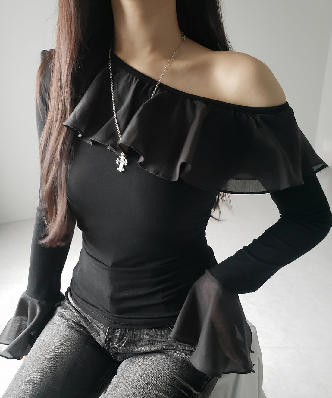 【 ２color 】ワンショルボリュームフリルカットソートップス ／ one shoulder volume frill cutsew tops