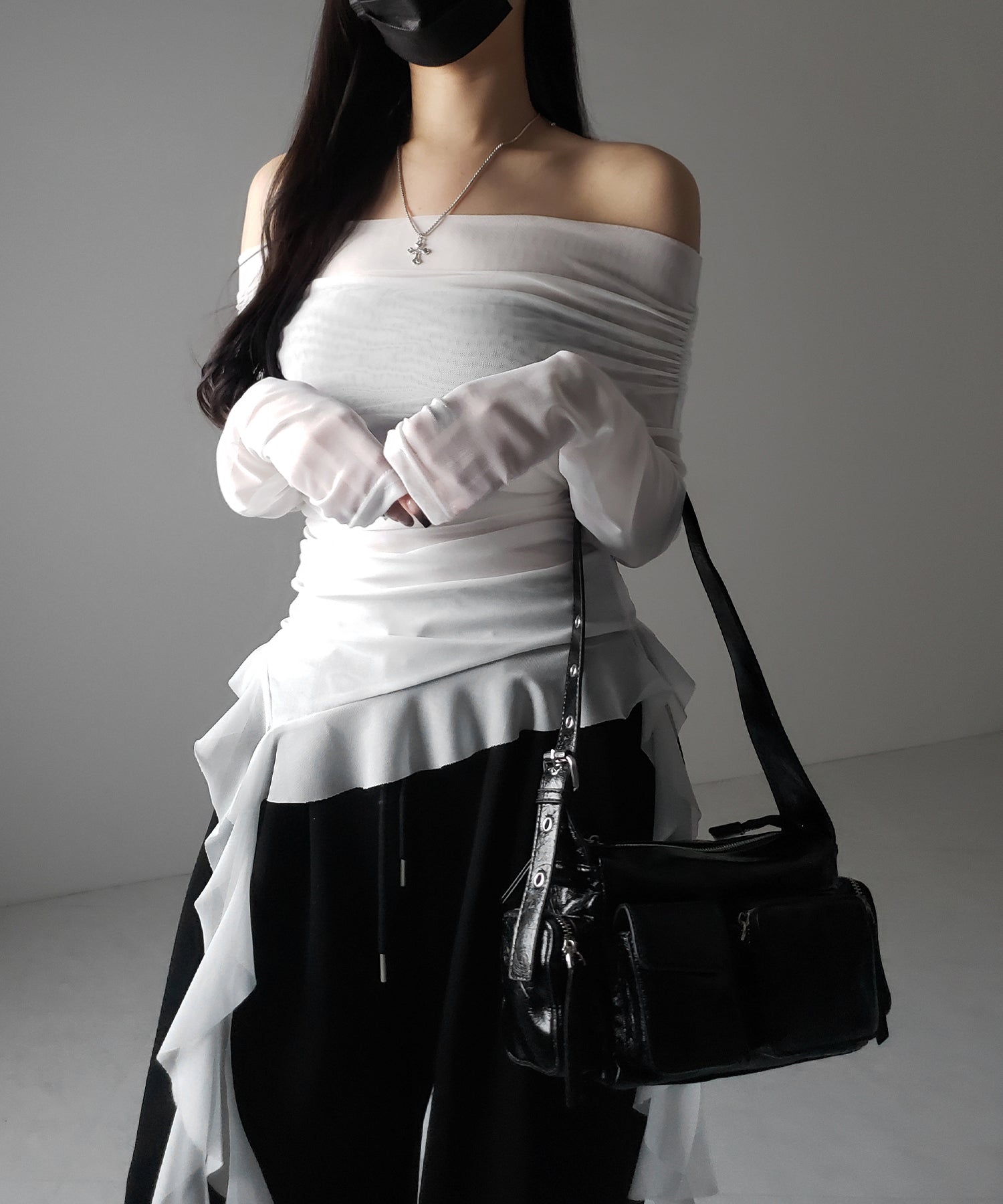 【 ２color 】アシンメトリーフリルオフショルシアートップス ／ asymmetrical frill off-shoulder sheer tops