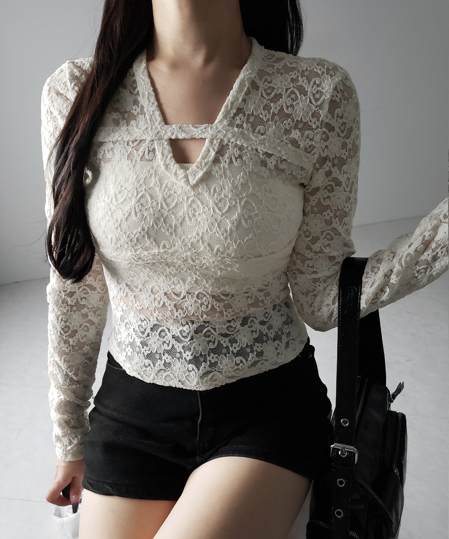 【 ２color 】Vネックスリムラインレーストップス ／ V-neck slimline lace tops