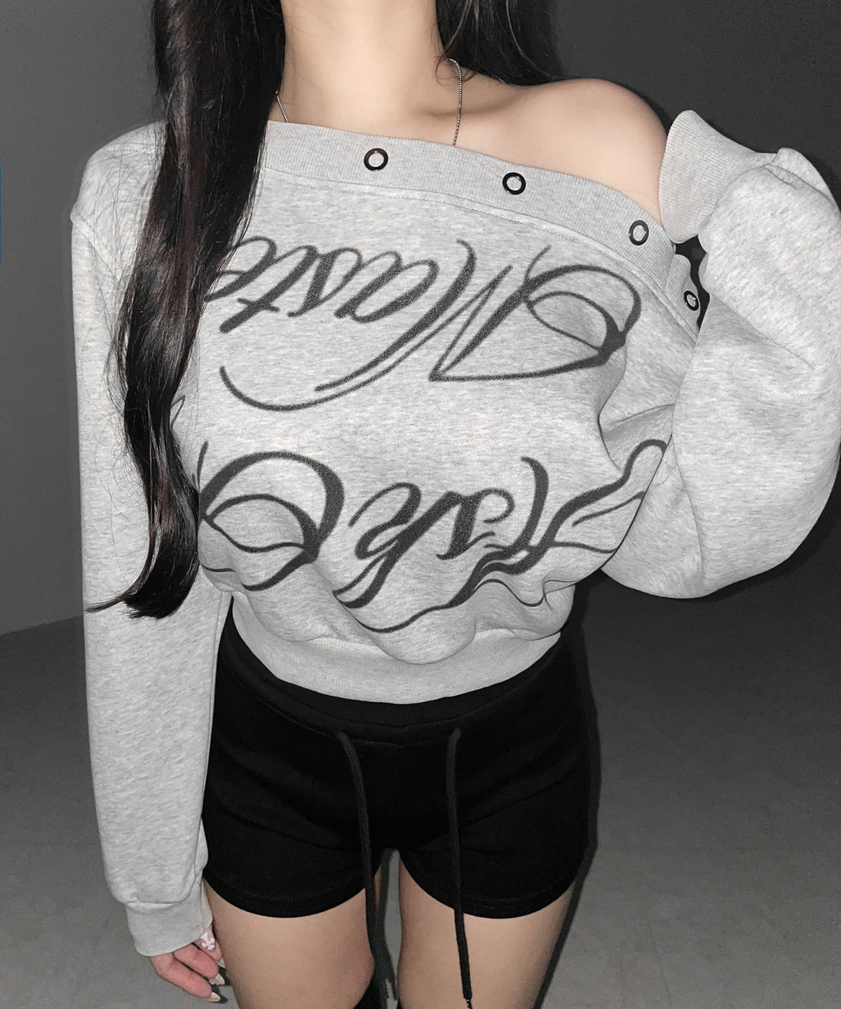 レタリングロゴワンショルスウェットトップス ／ Lettering logo one-shoulder sweat tops