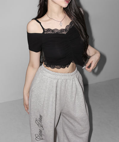 レースドッキングシャーリング半袖オフショルトップス ／ lace docking shirring short-sleeved off-shoulder tops