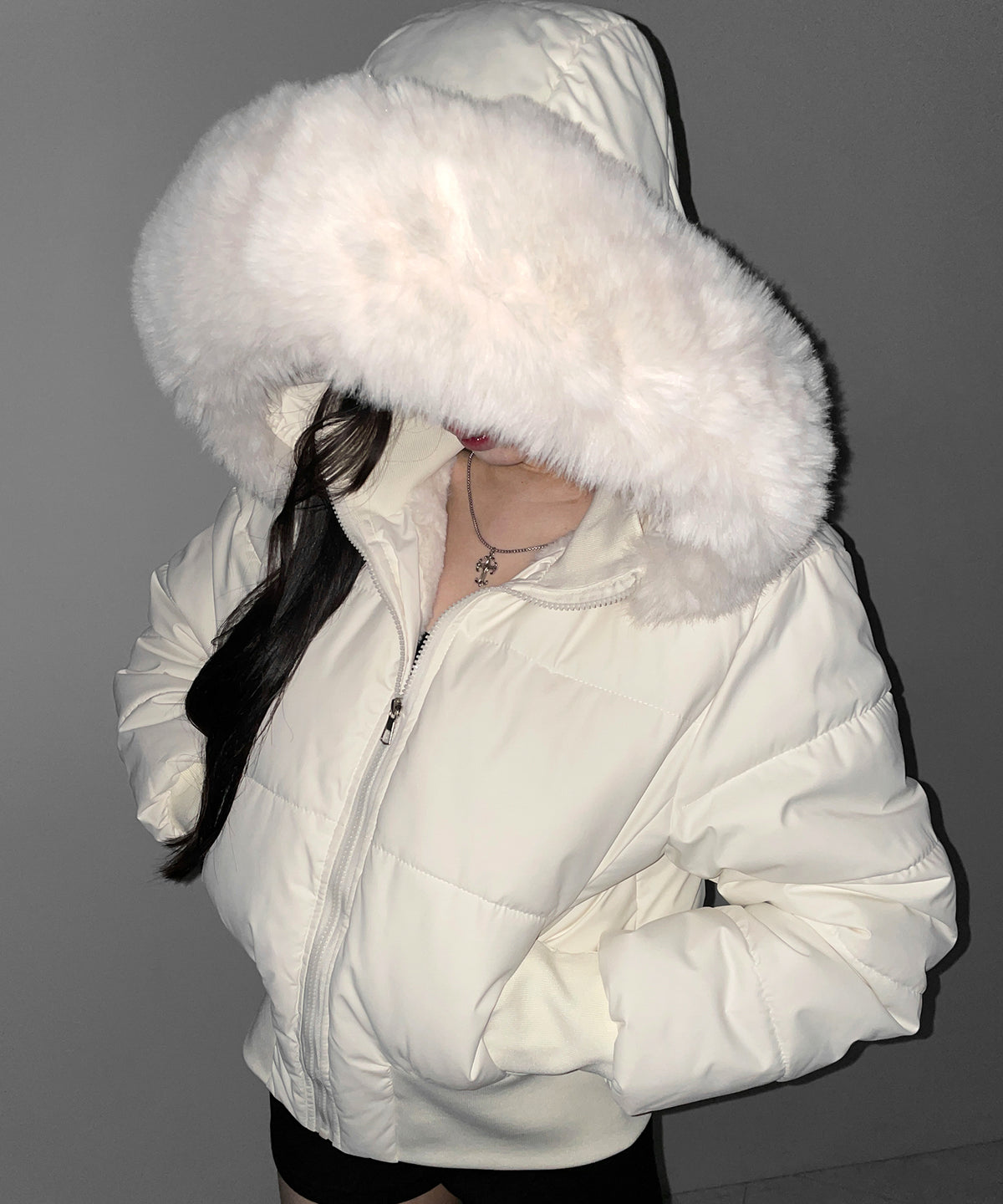 フェイクファーフード中綿ショートジャケット ／ fake fur hoodie fake down short jacket