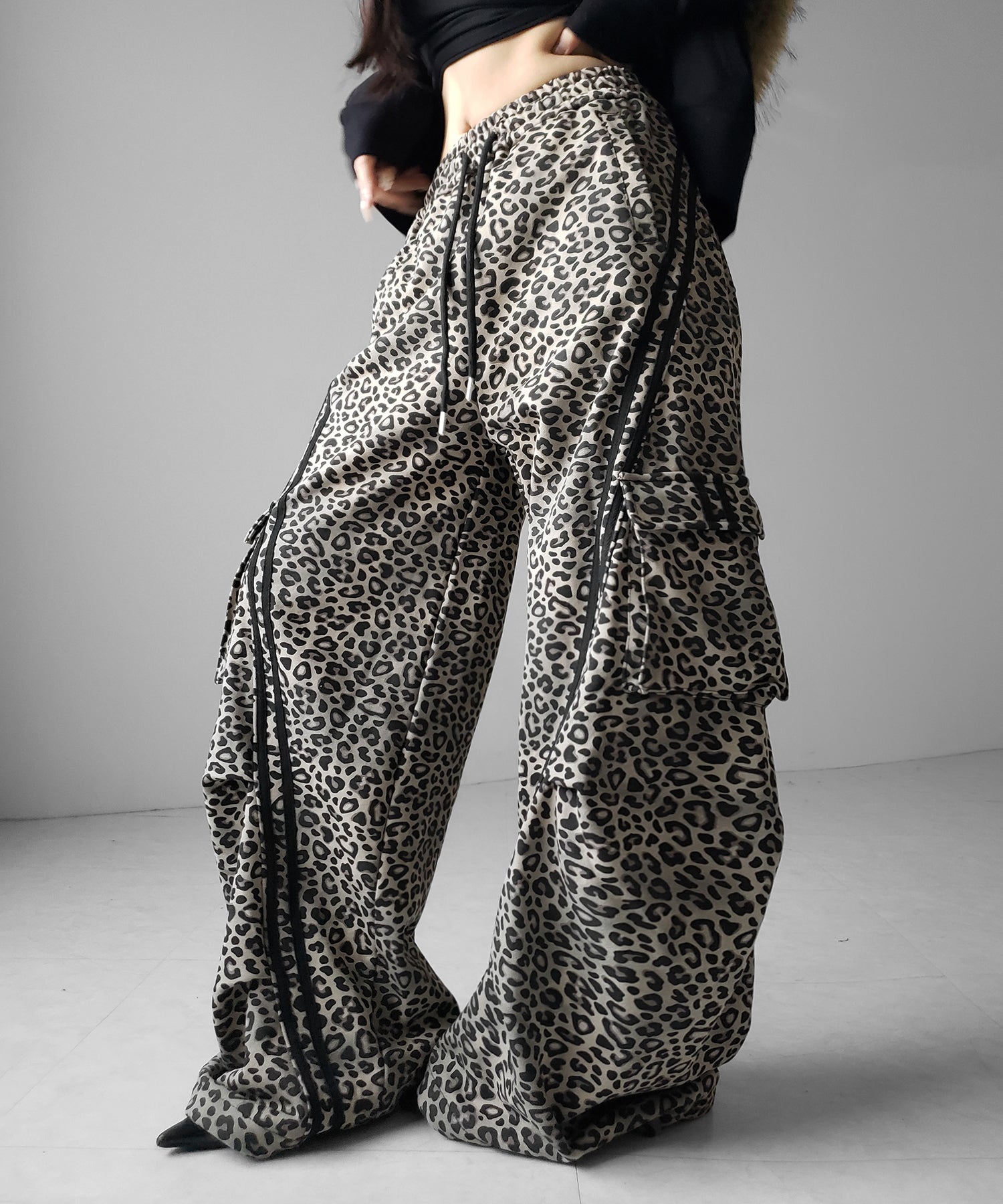 【 裾絞り可能２WAY 】レオパードヴィンテージサイドラインタックワイドスウェットパンツ ／ leopard vintage side line tuck wide sweatpants