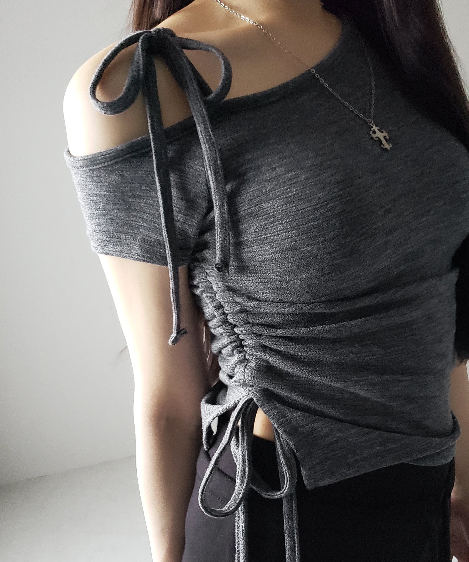 ストラップリボンワンショルサイドギャザートップス ／ strap ribbon one shoulder side gather tops