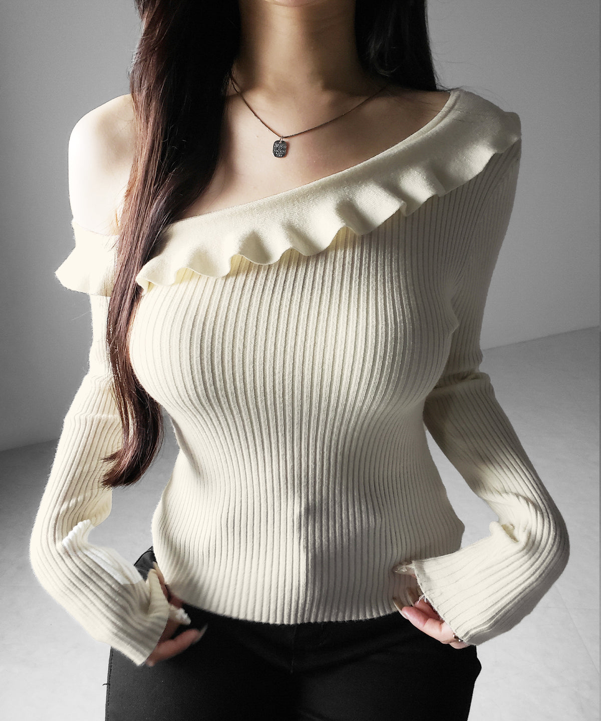 ワンショルフリルタイトリブニットトップス ／ one-shoulder frill tight rib knit tops