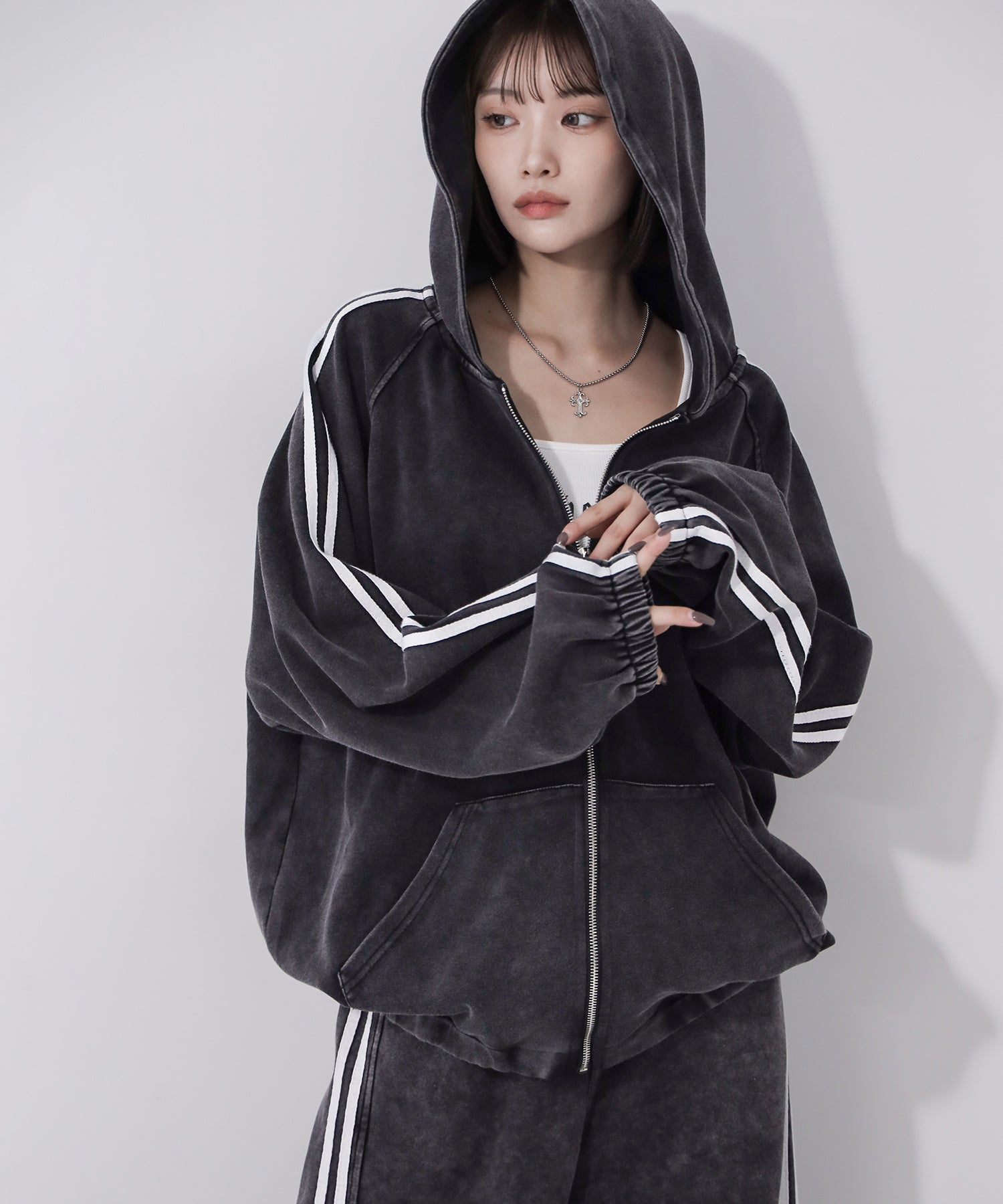 ピグメントヴィンテージ加工サイドラインジップアップパーカー ／ Pigment vintage side line zip-up hoodie