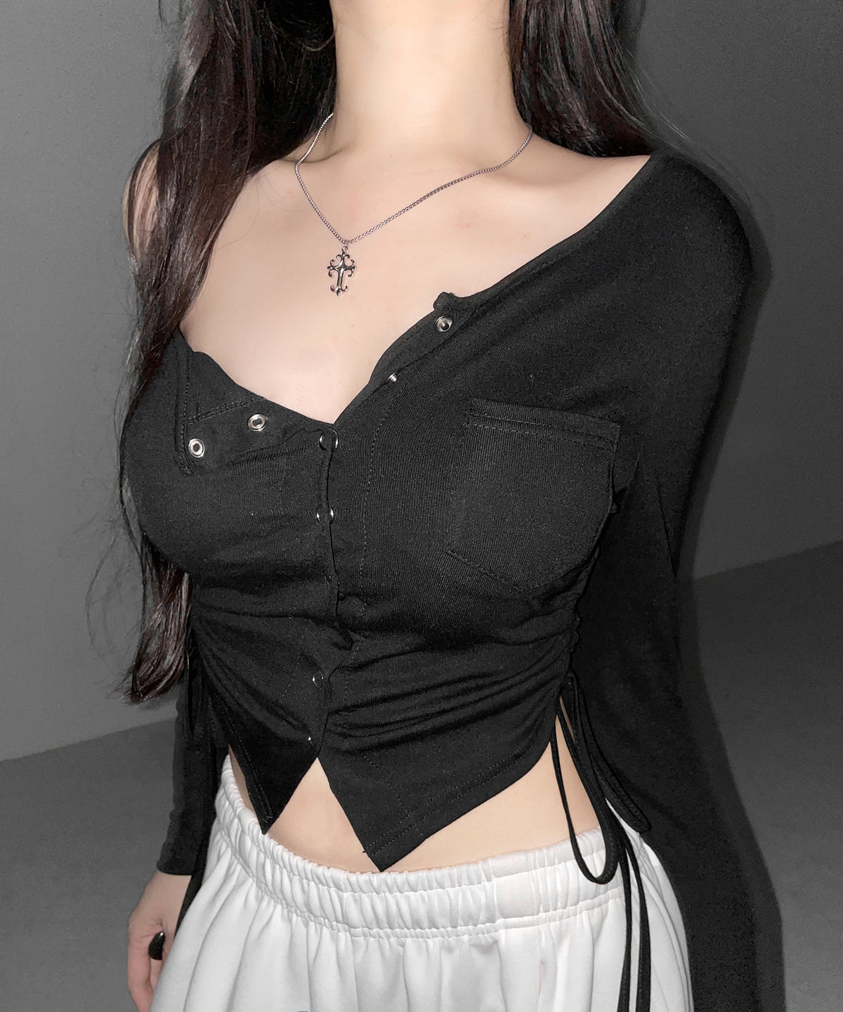 スナップボタンサイドシャーリング長袖ワンショルトップス ／ Snap button side shirring long-sleeved one-shoulder tops
