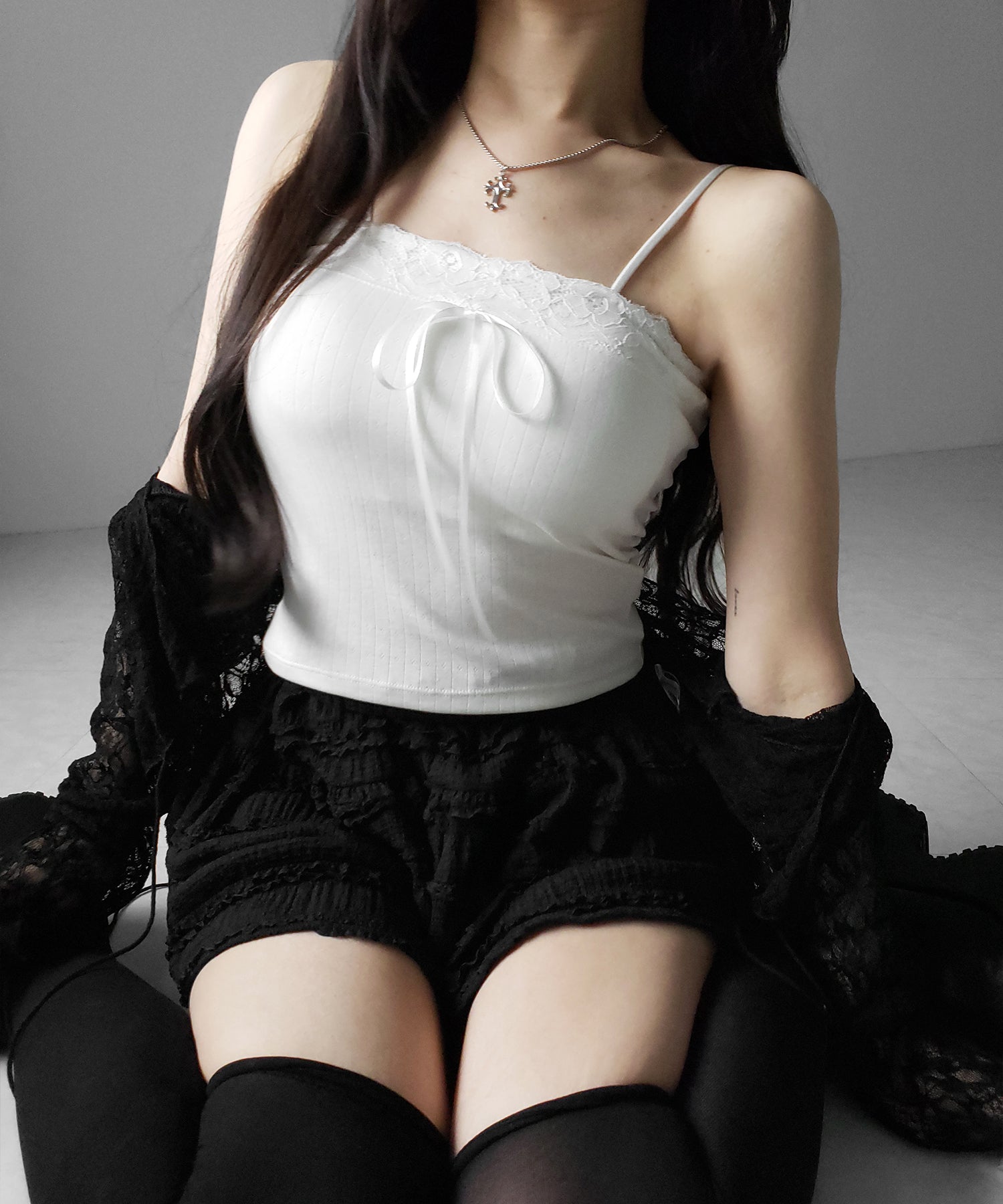 フロントリボンレースショートキャミソール ／ front ribbon lace short camisole
