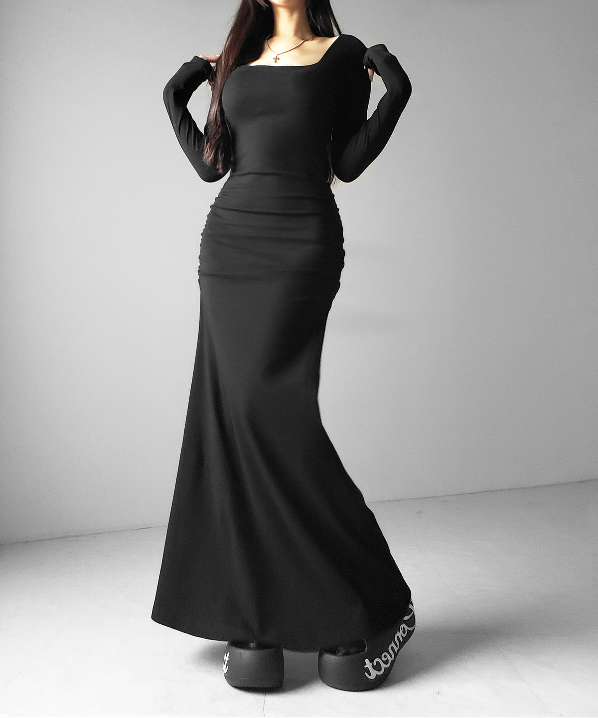 スクエアネックシャーリングマーメイド長袖ロングタイトワンピ ／ Square neck shirring mermaid long-sleeved long tight onepiece