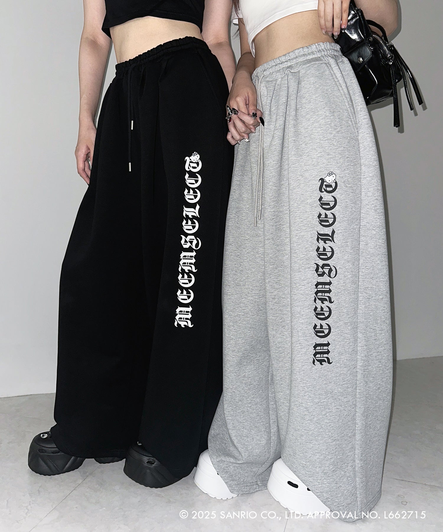 【 HELLO KITTY × me+em select 】ハローキティグランジロゴワイドスウェットパンツ ／ Hello Kitty grunge logo wide sweatpants 【 セットアップ着用可能 】