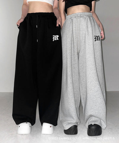 【 HELLO KITTY × me+em select 】ハローキティM LOGO ワイドスウェットパンツ ／ Hello Kitty M Logo wide sweatpants 【 セットアップ着用可能 】