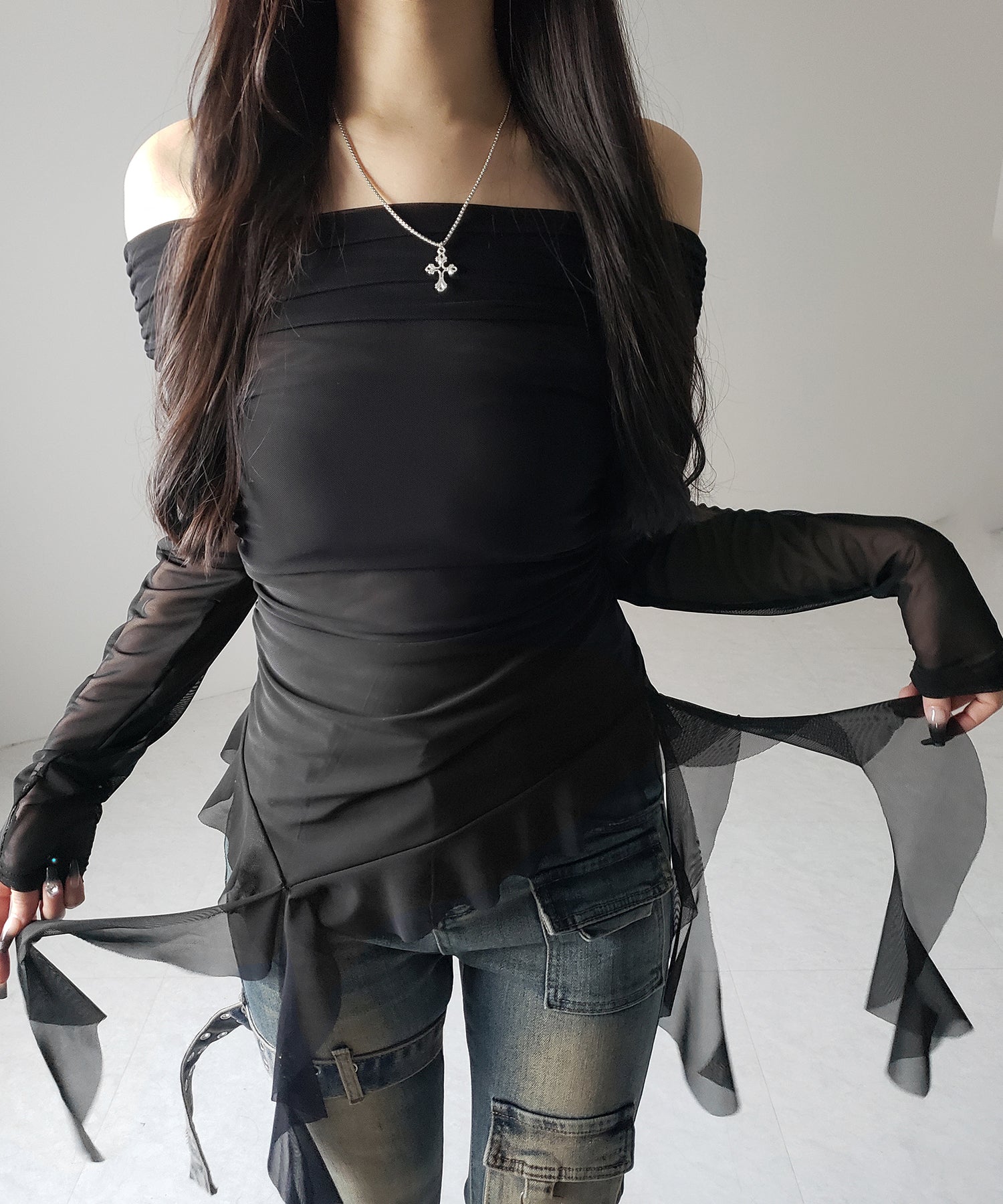 【 ２color 】アシンメトリーフリルオフショルシアートップス ／ asymmetrical frill off-shoulder sheer tops