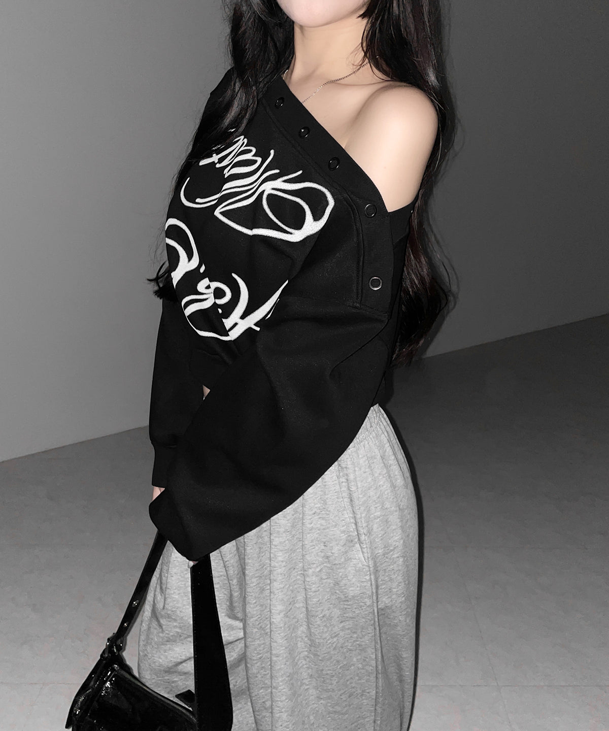 レタリングロゴワンショルスウェットトップス ／ Lettering logo one-shoulder sweat tops