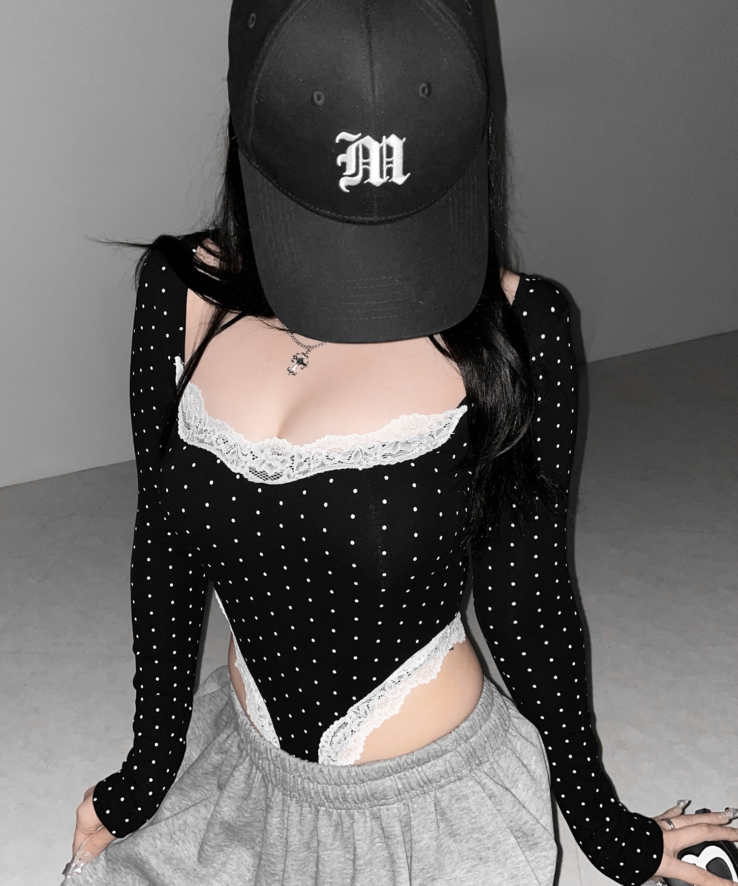 ドットカットアウトレースポイントボディスーツトップス ／dot cutout lace point bodysuit tops