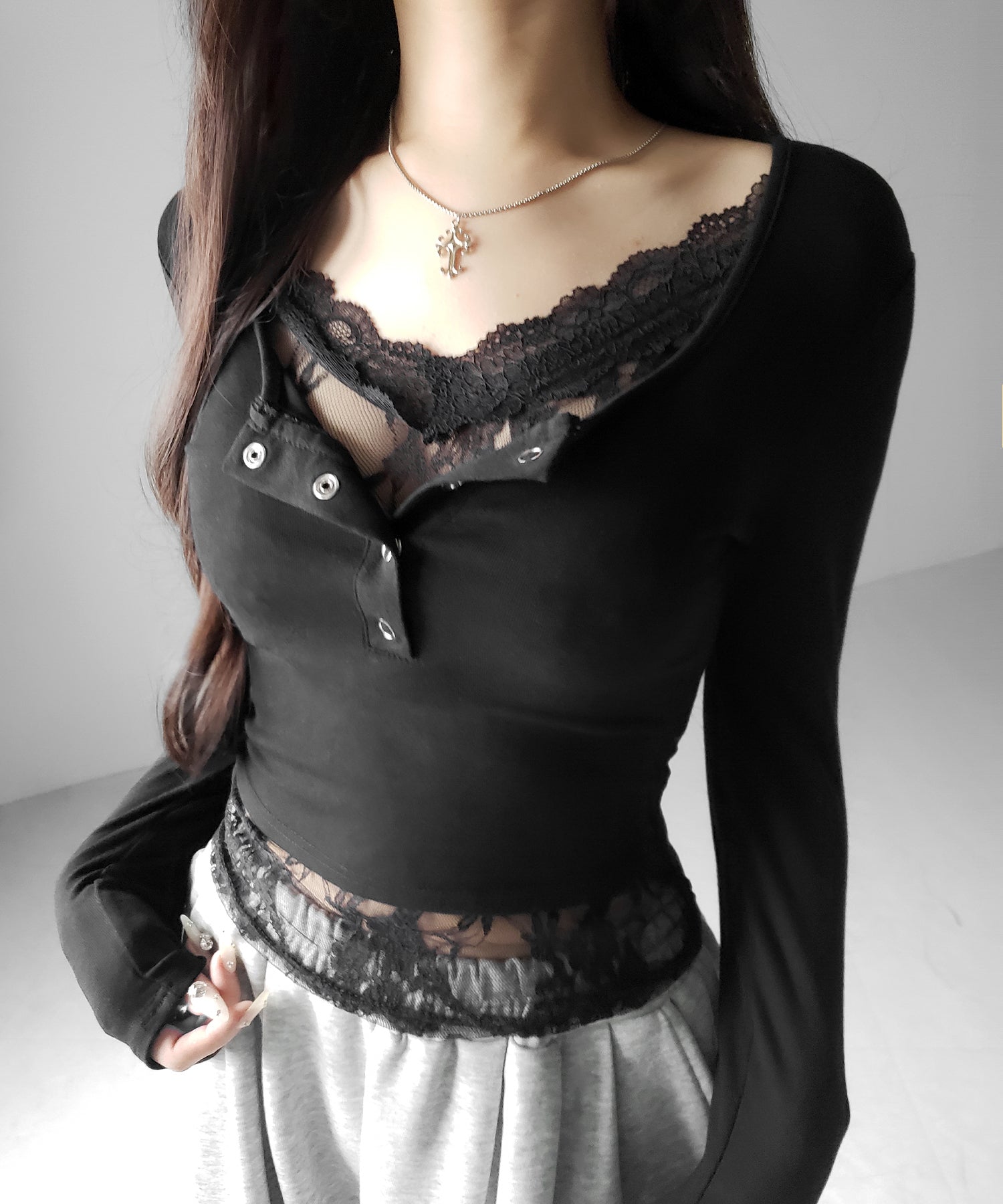 【 人気アイテムの長袖verが新登場！ 】レースレイヤードヘンリーネックスクエア長袖Ｔシャツ ／ lace layered henley neck square long sleeve T-shirt