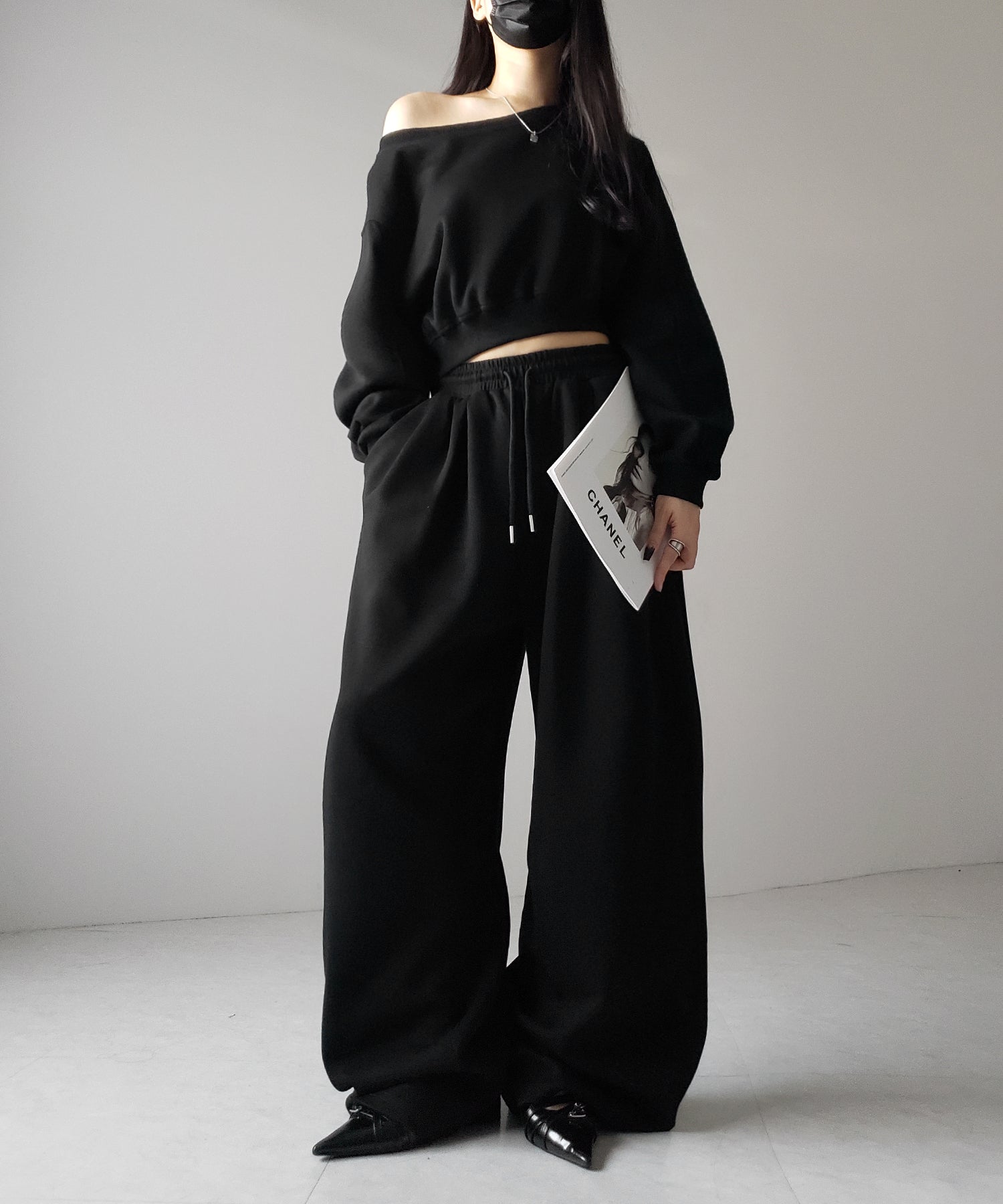【 セットアップ 】ワンショルダーショートスウェットトップス ＋ タックワイドパンツ SET ／ off shoulder short sweat tops & tack wide pants SET