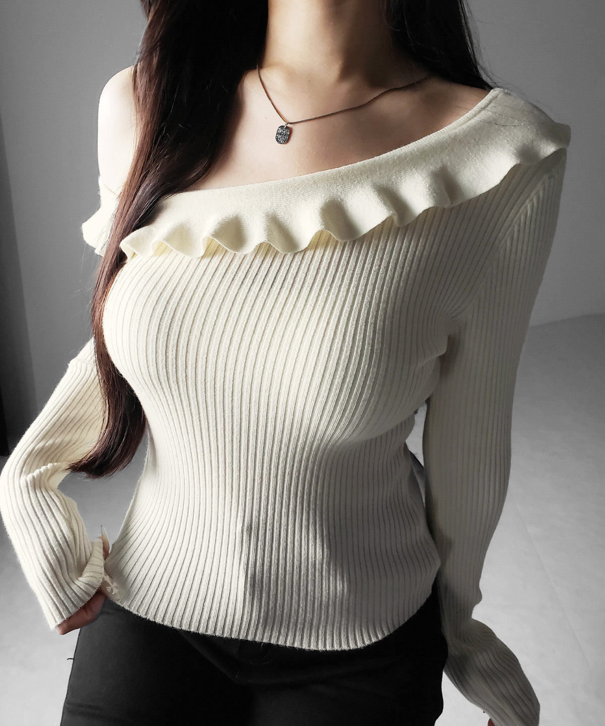 ワンショルフリルタイトリブニットトップス ／ one-shoulder frill tight rib knit tops