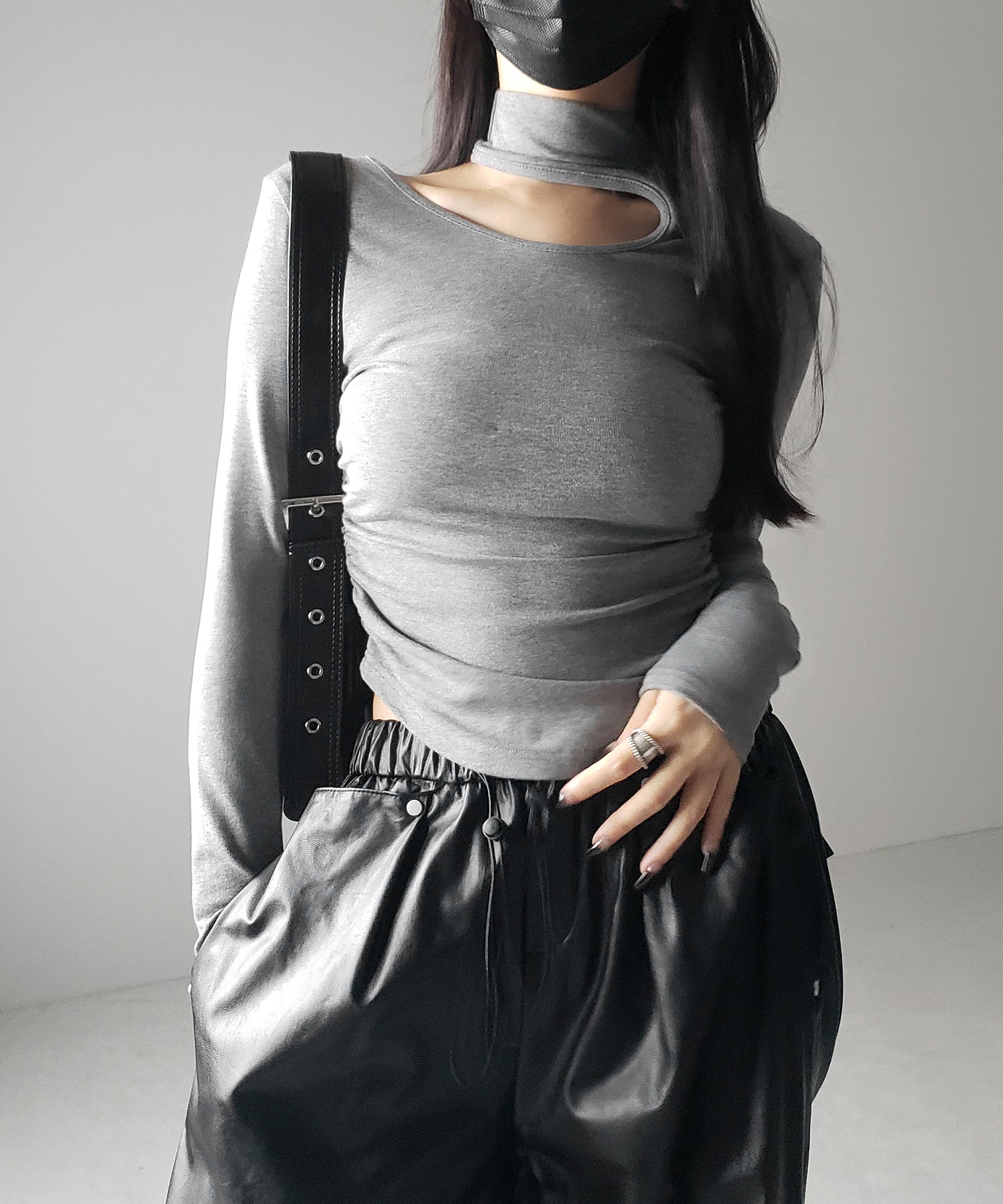 【 ２color 】カットアウトアシメチョーカーカットソートップス ／cutout asymmetry choker cutsew tops