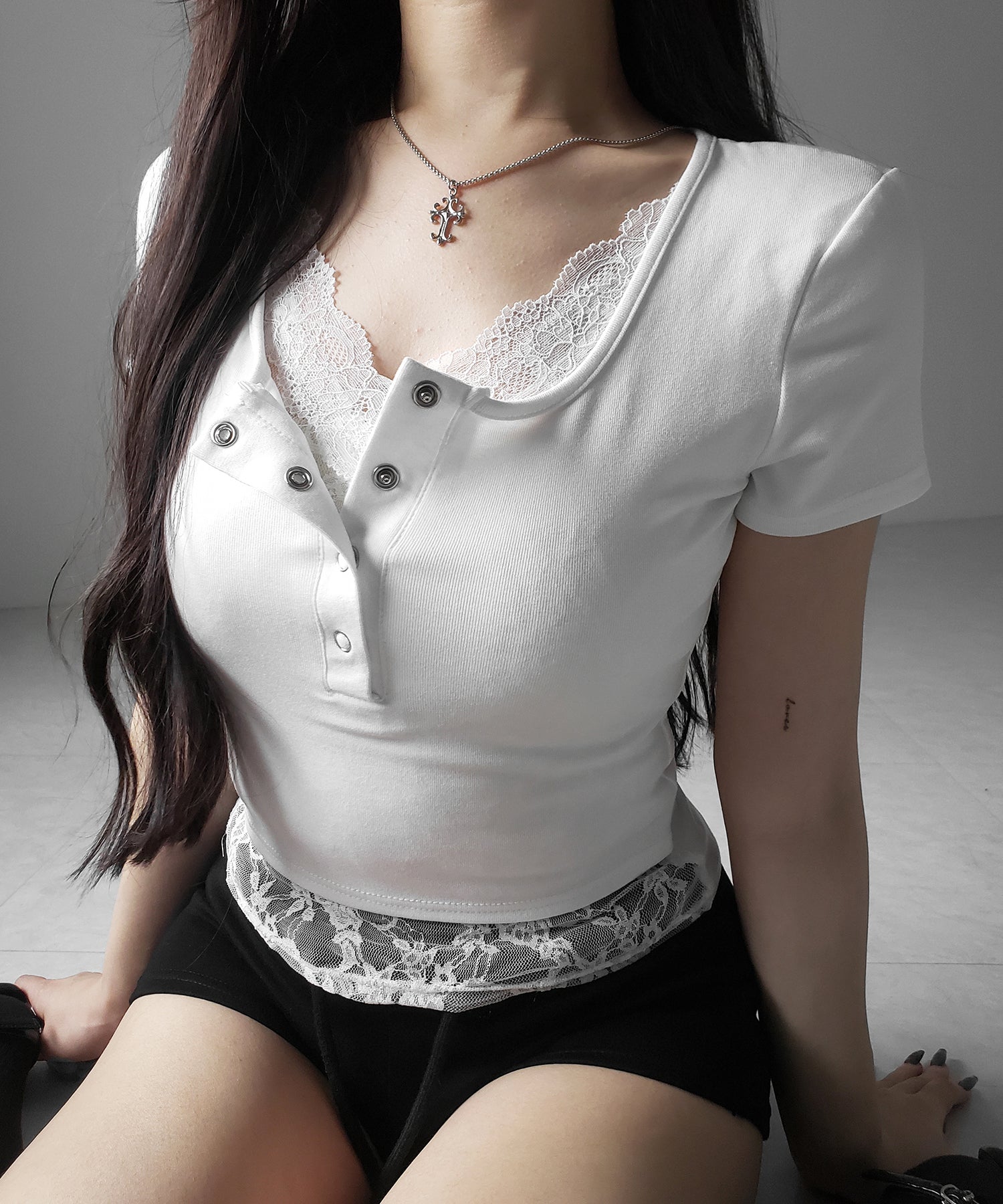 レースレイヤードヘンリーネックスクエア半袖Ｔシャツ ／ lace layered henley neck square short sleeve T-shirt