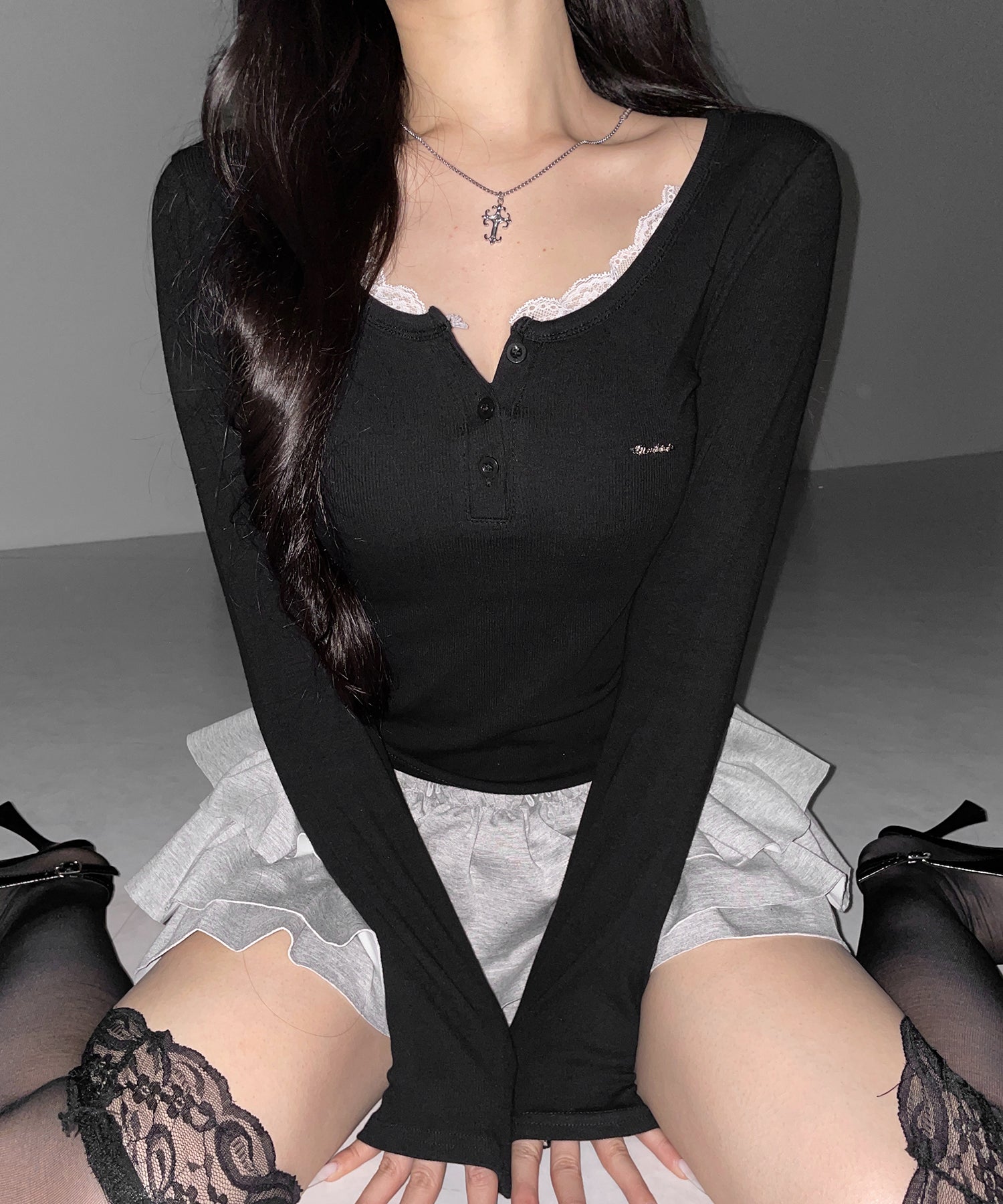 ヘンリーネックロゴプレートレースリブトップス ／　henley neck logo plate lace ribbed tops