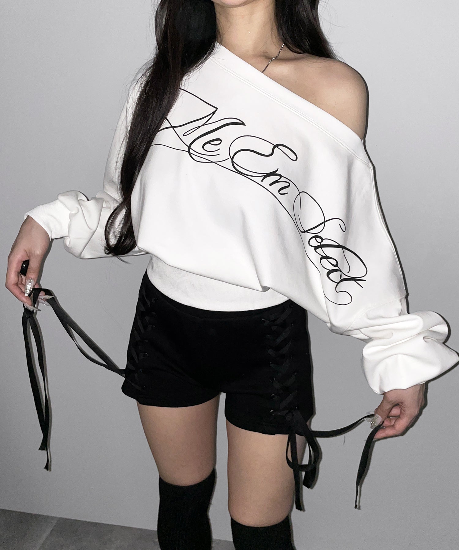 レタリングロゴワンショルショートスウェットライクトップス ／ lettering logo one-shoulder short sweatlike tops