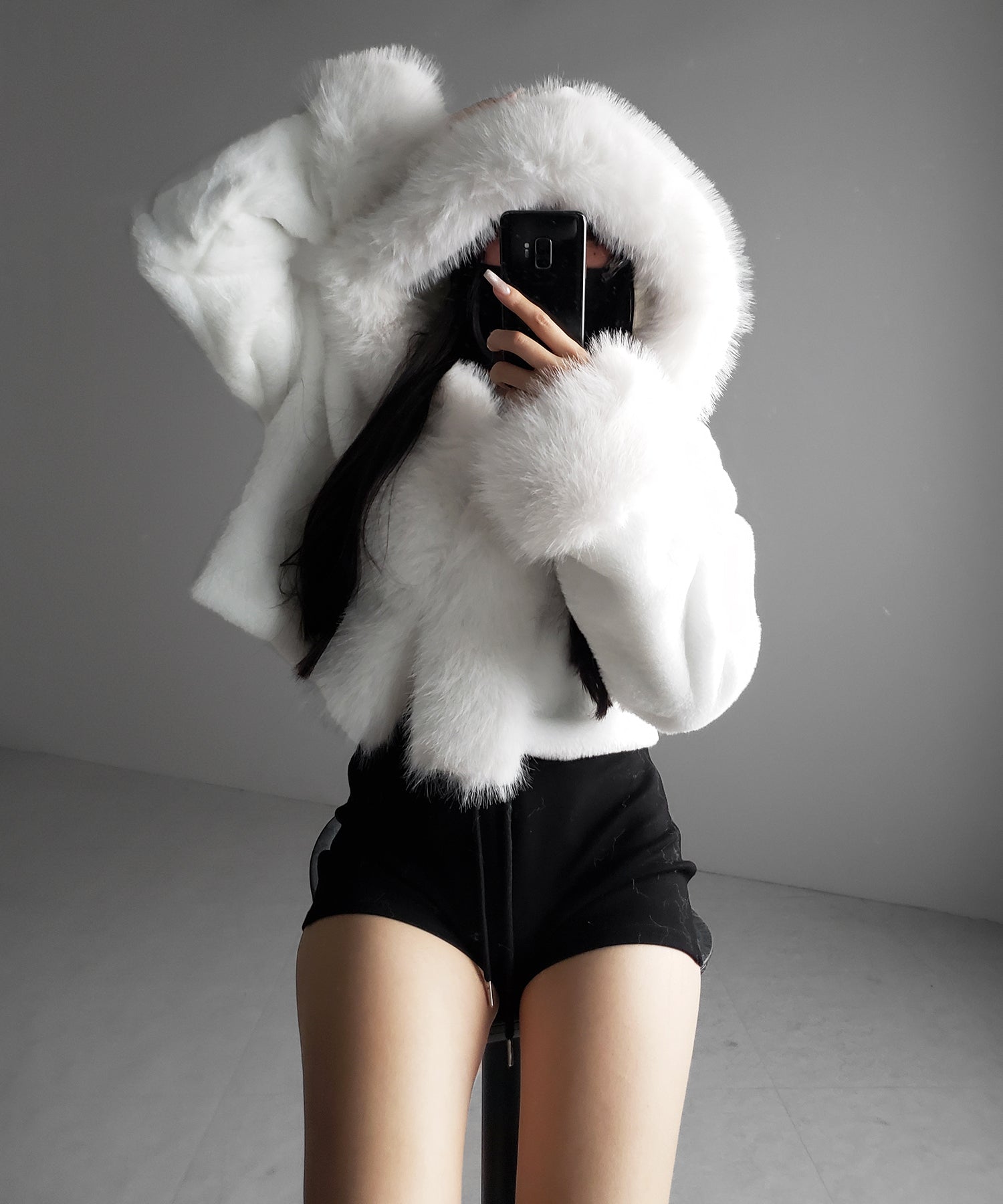フェイクファーフードレディーショートコート ／ fake fur hoodec lady short coat