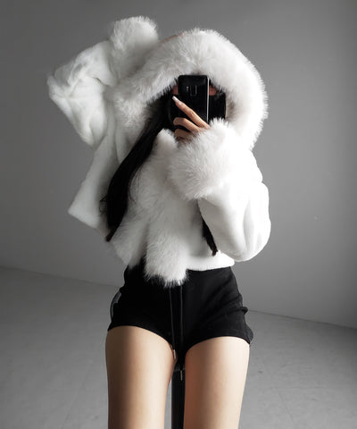 フェイクファーフードレディーショートコート ／ fake fur hoodec lady short coat