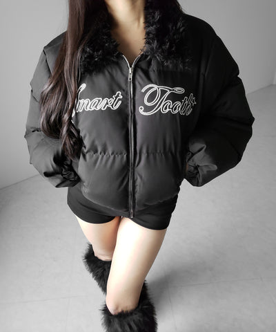 レタリングロゴ刺繍ショートパフダウンジャケット ／ lettering logo embroidery short puffer jacket