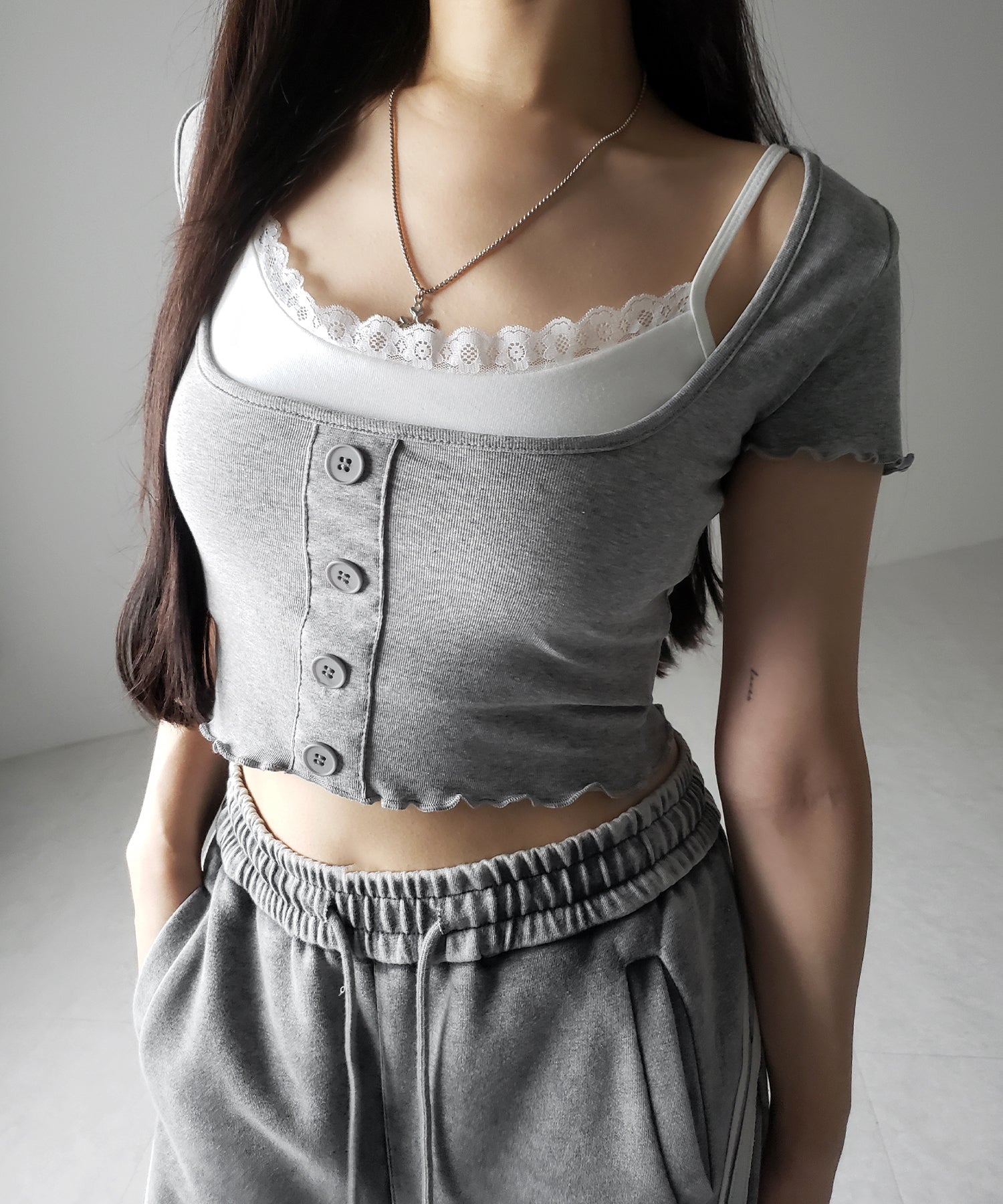 【 ２点セット 】レイヤードレースキャミソール ＋ スクエアネックフロントボタンTシャツ SET