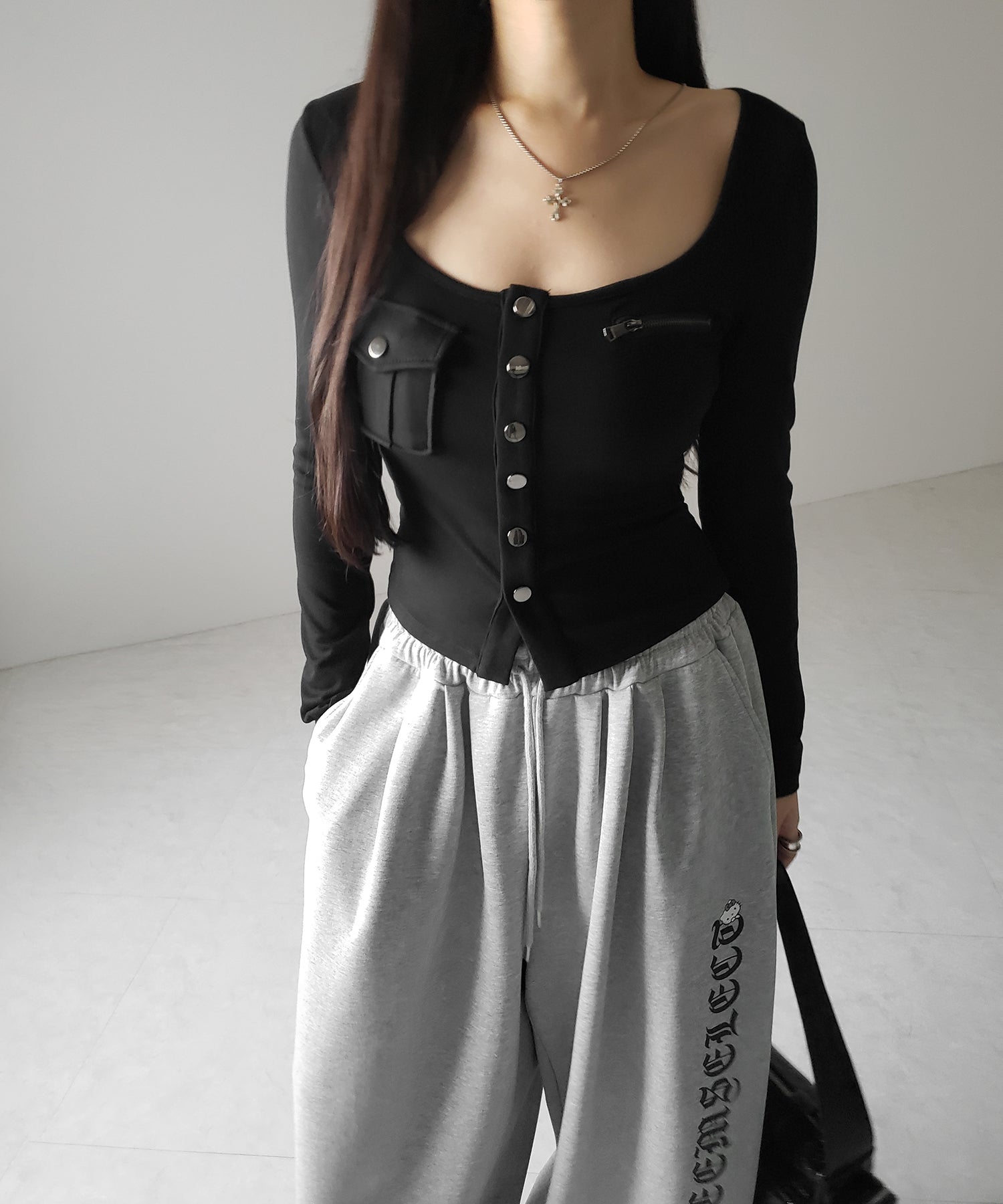 アウトポケットスクエアネック長袖スリムTシャツ ／Out pocket square neck long sleeve slim T-shirt