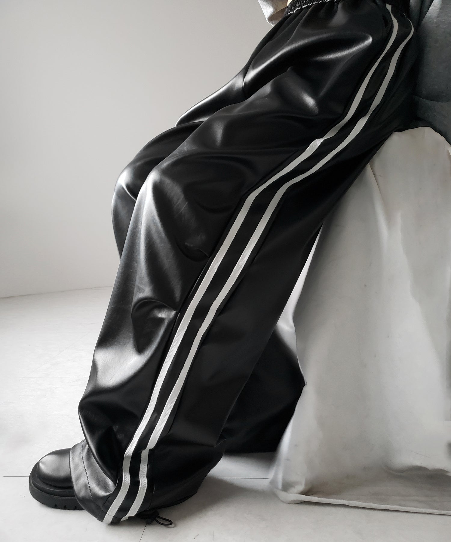 【 選べる４size ／ ２color 】２WAY サイドラインフェイクレザーワイドパンツ ／ ２WAY Sideline fake leather wide pants