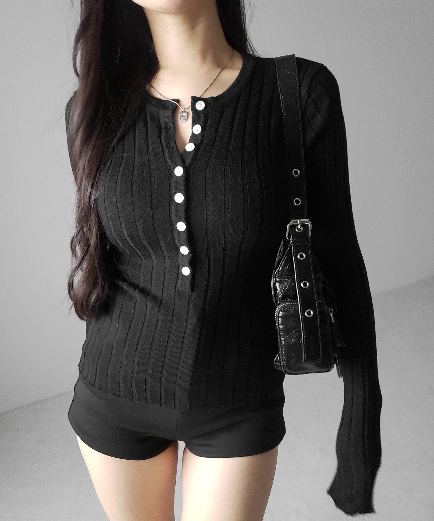 スリムフィットヘンリーネックリブトップス ／ slim fit henley neck ribbed tops