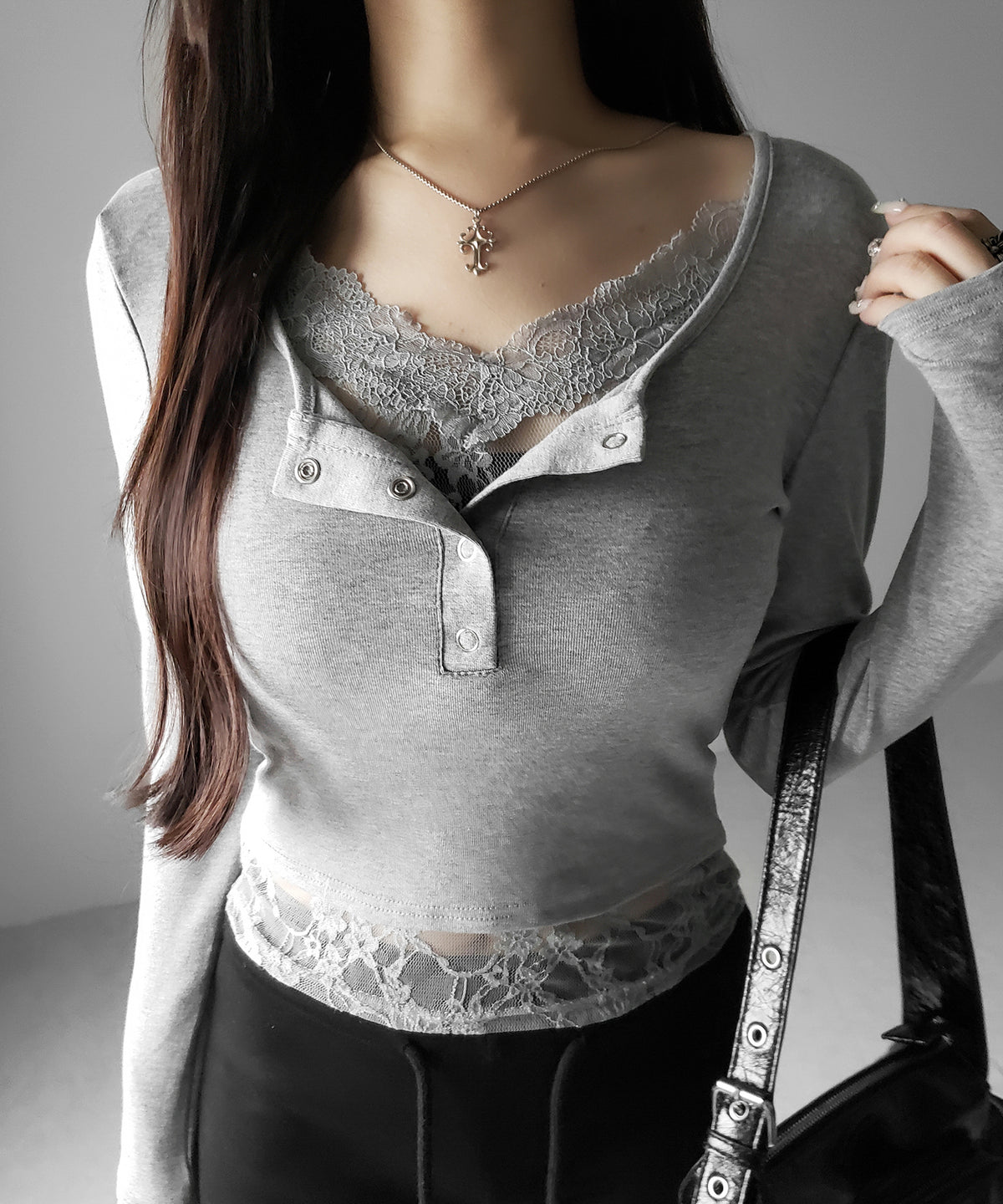 【 人気アイテムの長袖verが新登場！ 】レースレイヤードヘンリーネックスクエア長袖Ｔシャツ ／ lace layered henley neck square long sleeve T-shirt