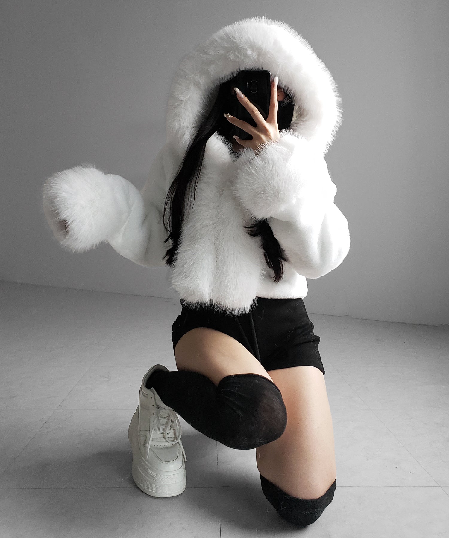 フェイクファーフードレディーショートコート ／ fake fur hoodec lady short coat