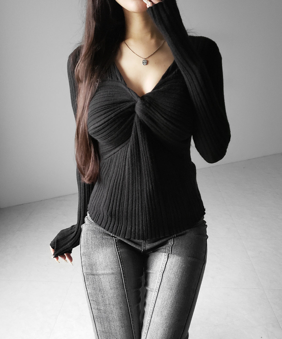 Ⅴネックツイストリブニットトップス ／ V-neck twisted rib knit tops