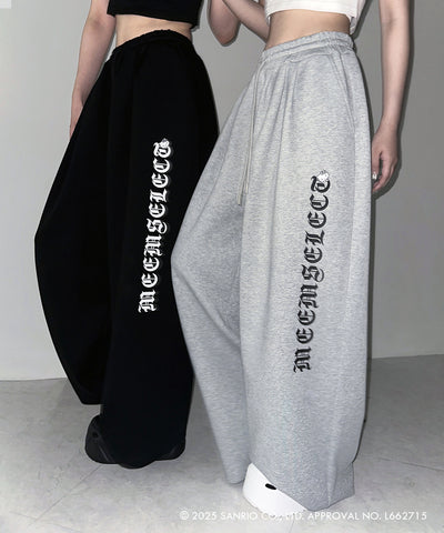 【 HELLO KITTY × me+em select 】ハローキティグランジロゴワイドスウェットパンツ ／ Hello Kitty grunge logo wide sweatpants 【 セットアップ着用可能 】