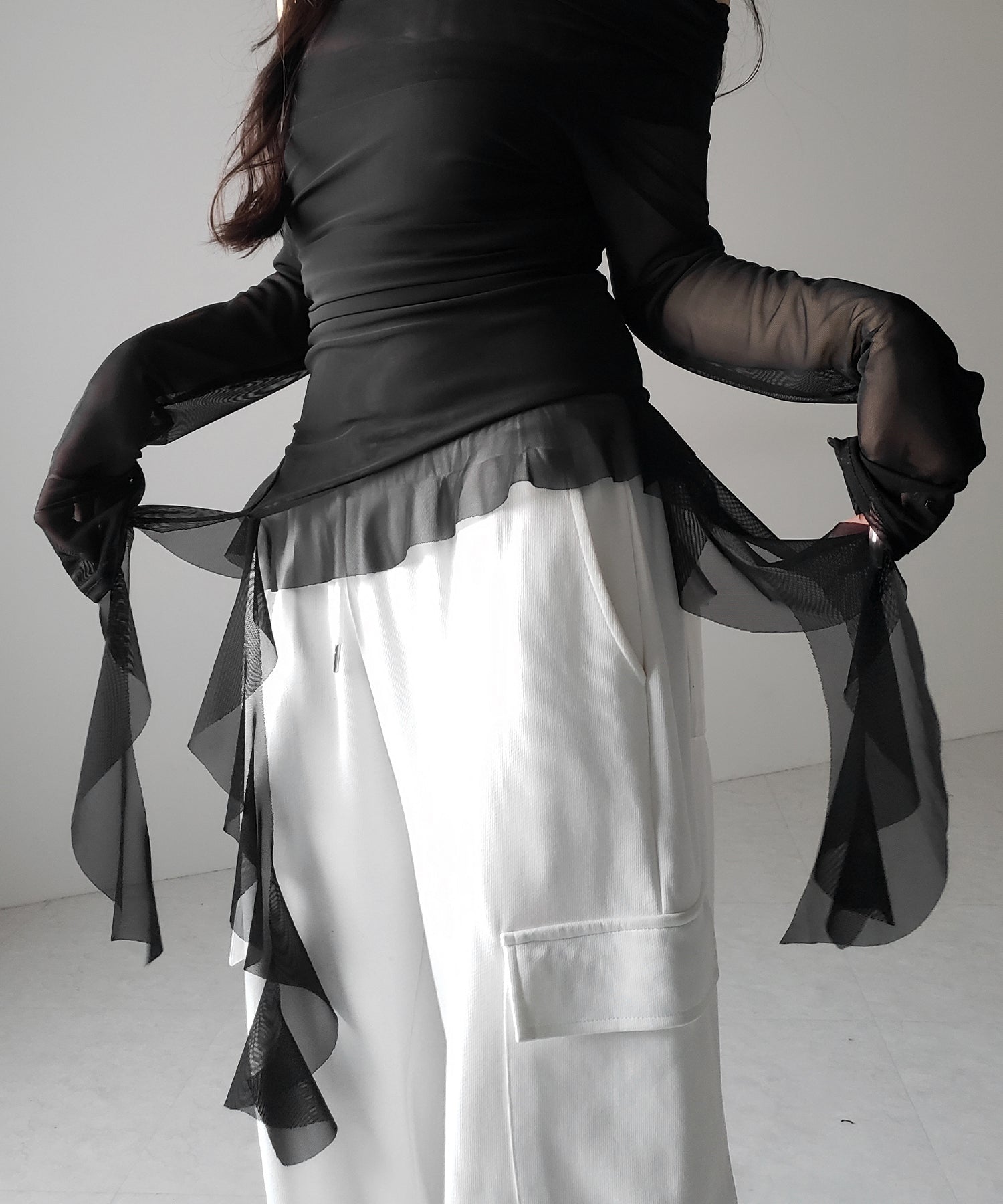 【 ２color 】アシンメトリーフリルオフショルシアートップス ／ asymmetrical frill off-shoulder sheer tops