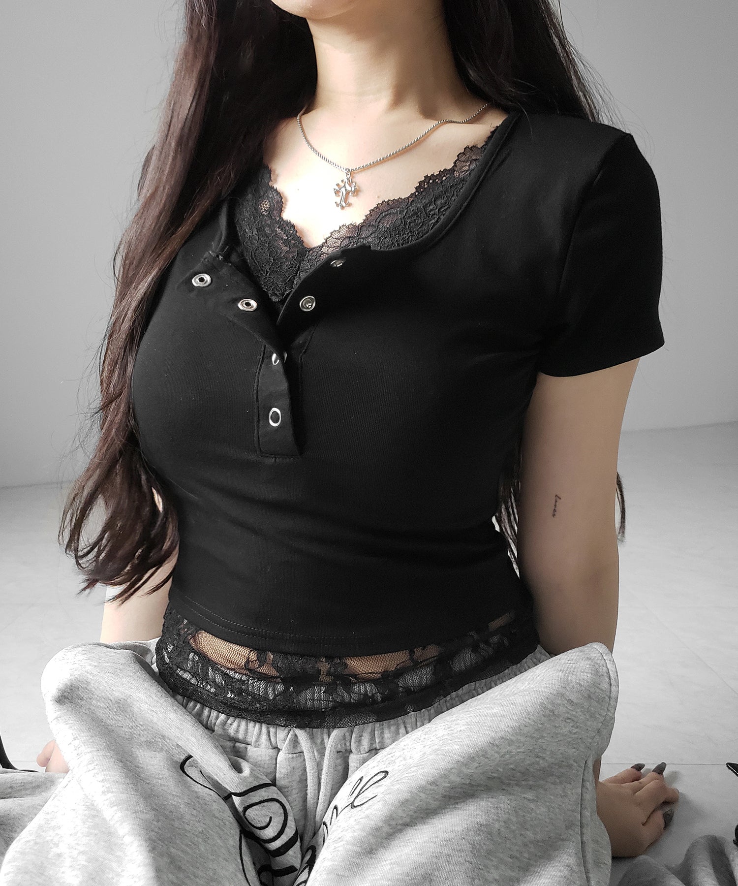 レースレイヤードヘンリーネックスクエア半袖Ｔシャツ ／ lace layered henley neck square short sleeve T-shirt
