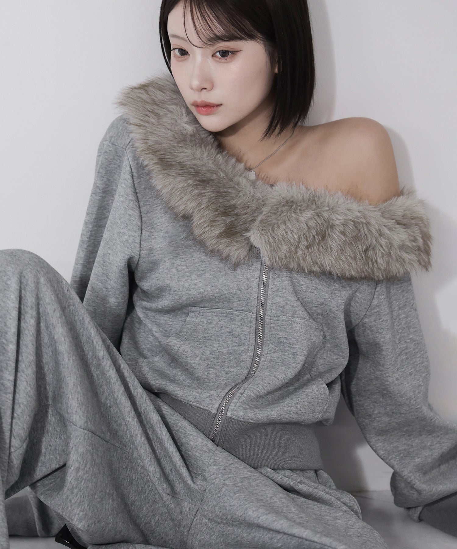 【 セットアップ 】ファーダブルジップワンショルスウェット＆タックワイドスウェットパンツ ／ Fur double-zip one-shoulder sweatshirt ＆ tuck wide sweatpants SETUP