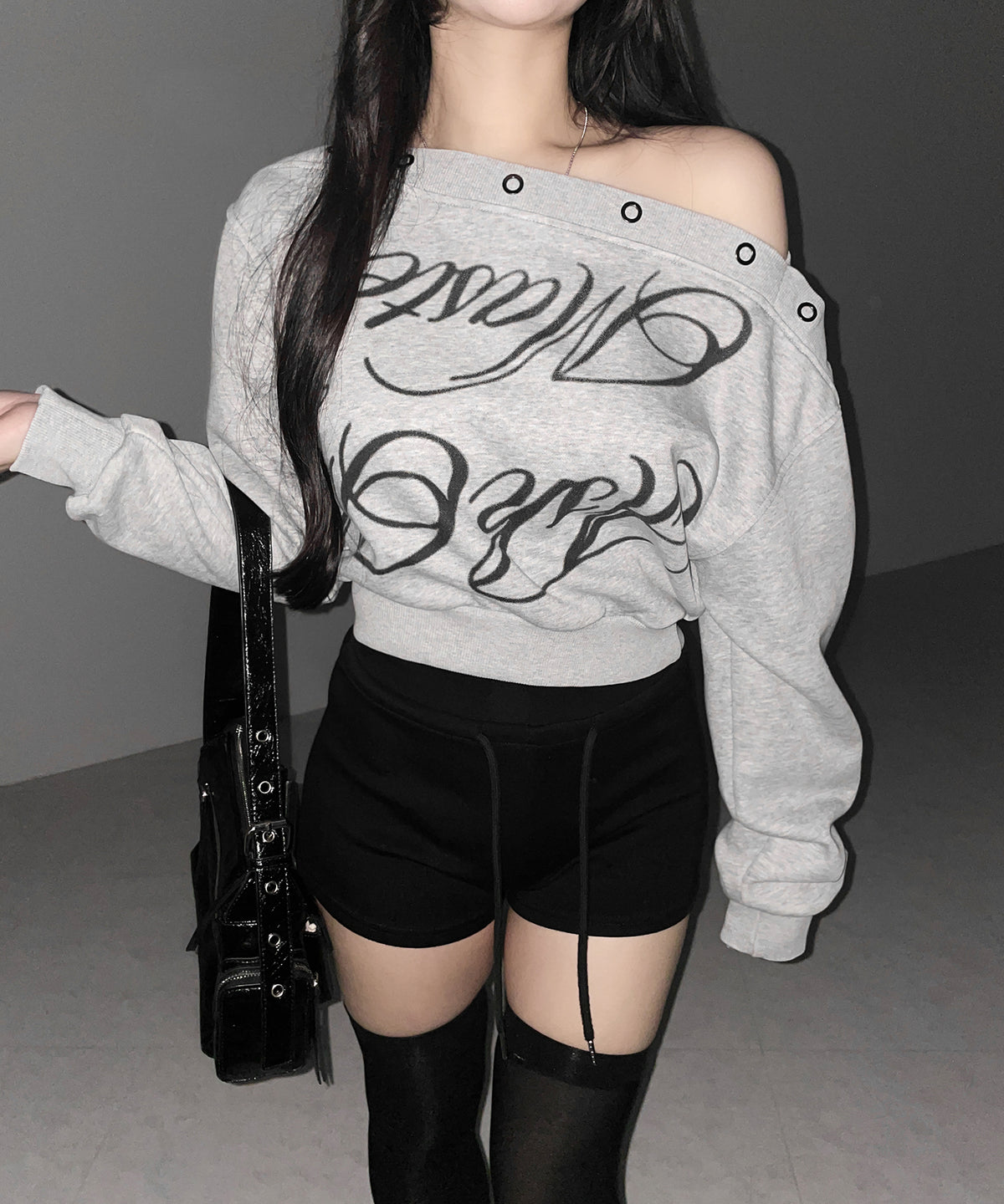 レタリングロゴワンショルスウェットトップス ／ Lettering logo one-shoulder sweat tops