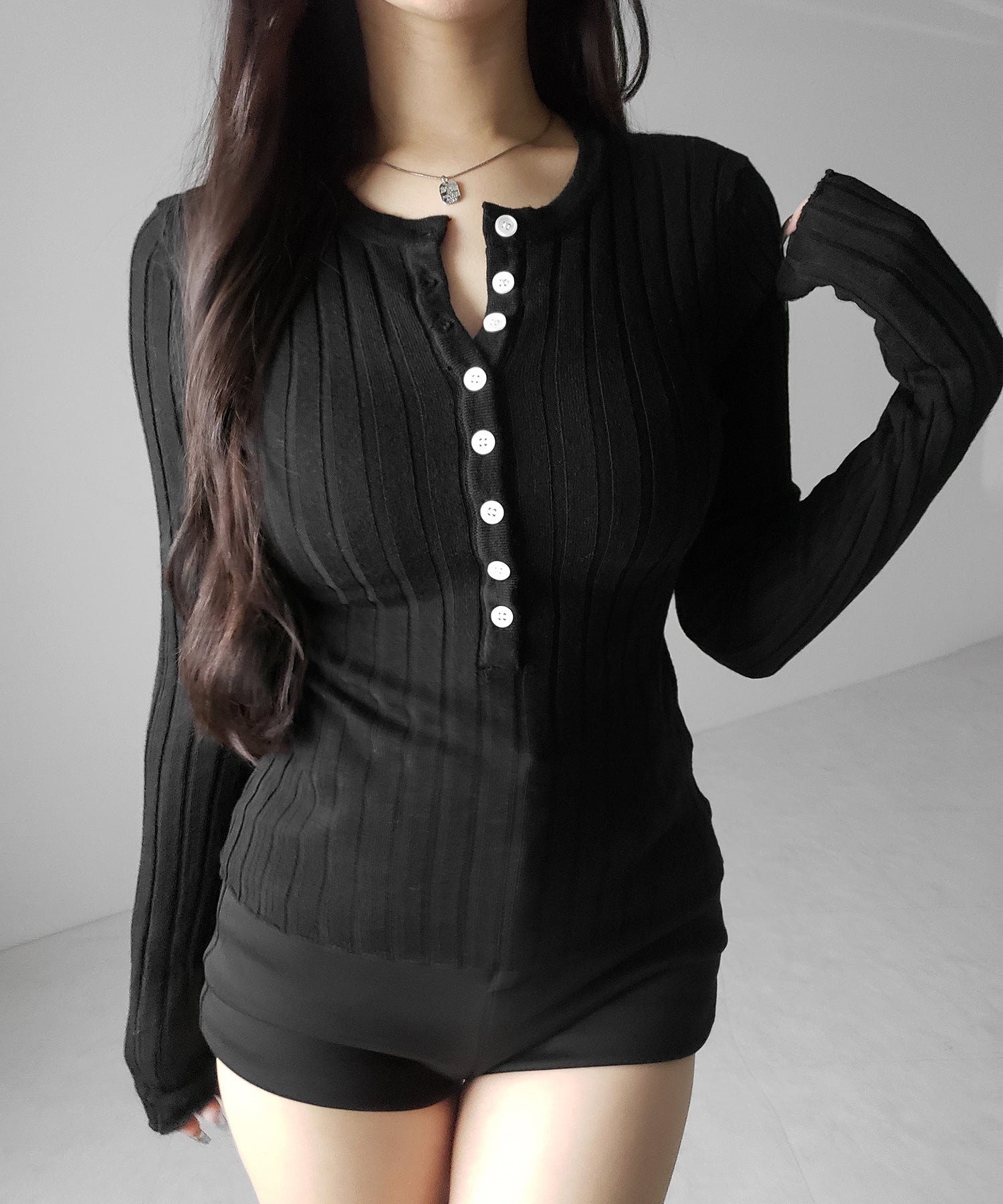 スリムフィットヘンリーネックリブトップス ／ slim fit henley neck ribbed tops
