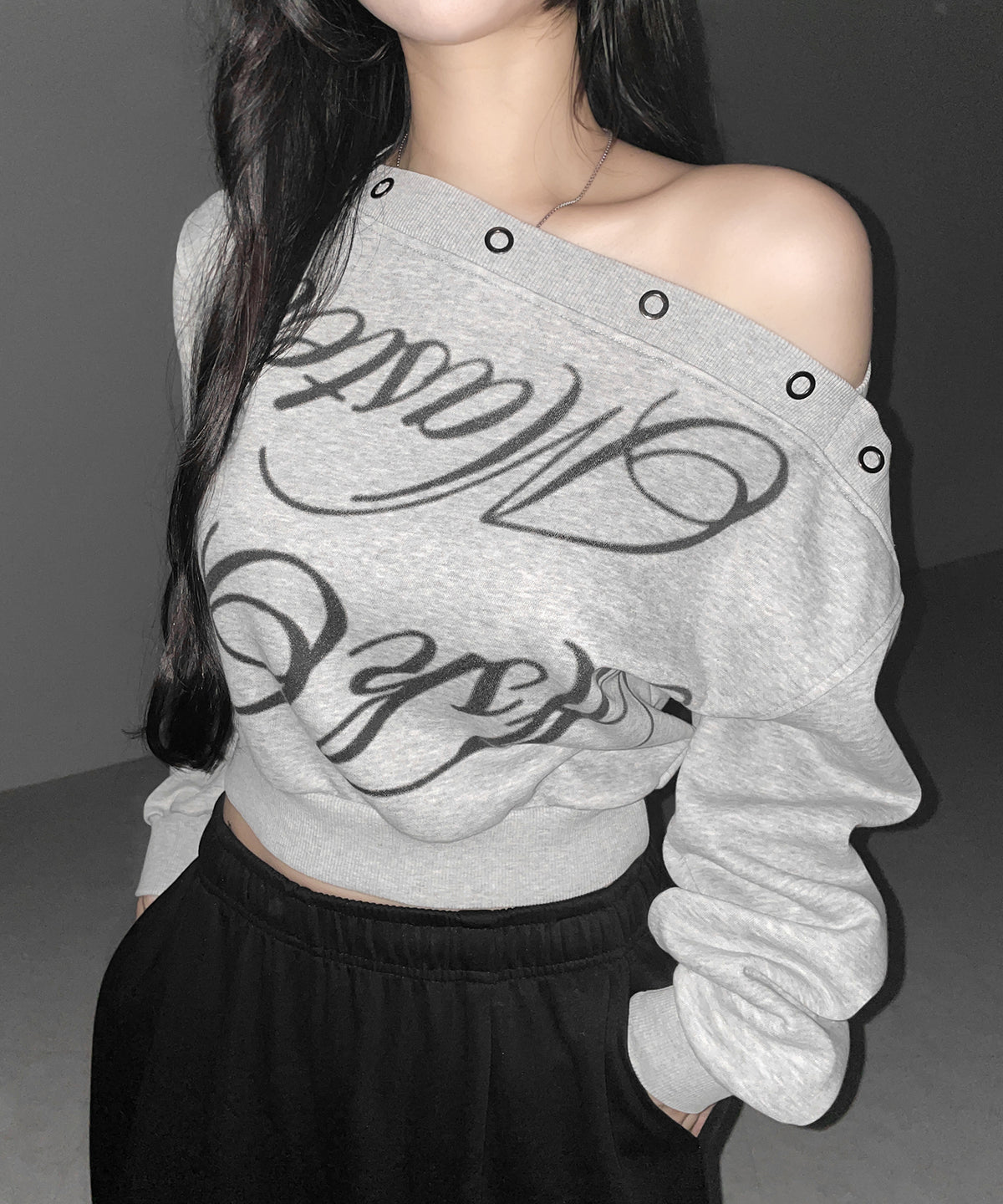 レタリングロゴワンショルスウェットトップス ／ Lettering logo one-shoulder sweat tops